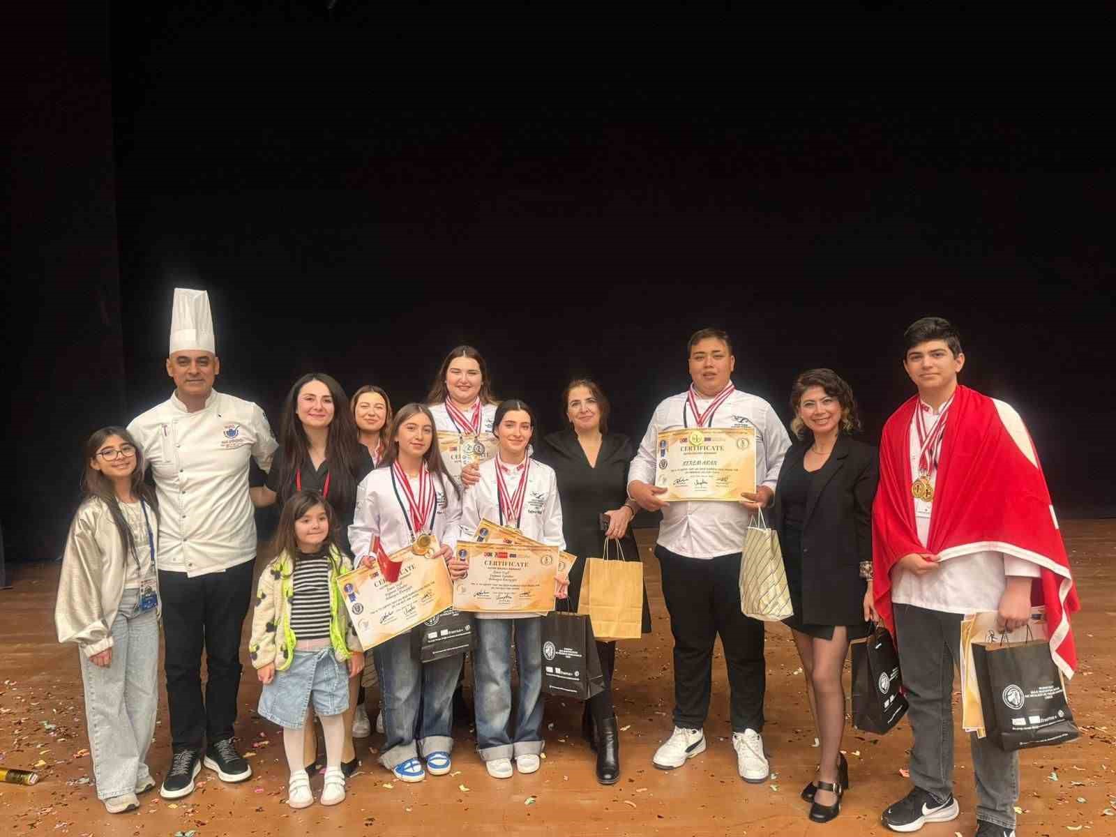 Marmarisli öğrenciler uluslararası gastronomi yarışmasında madalyaları topladı
Marmarisli öğrenciler uluslararası gastronomi yarışmasında madalyaları topladı