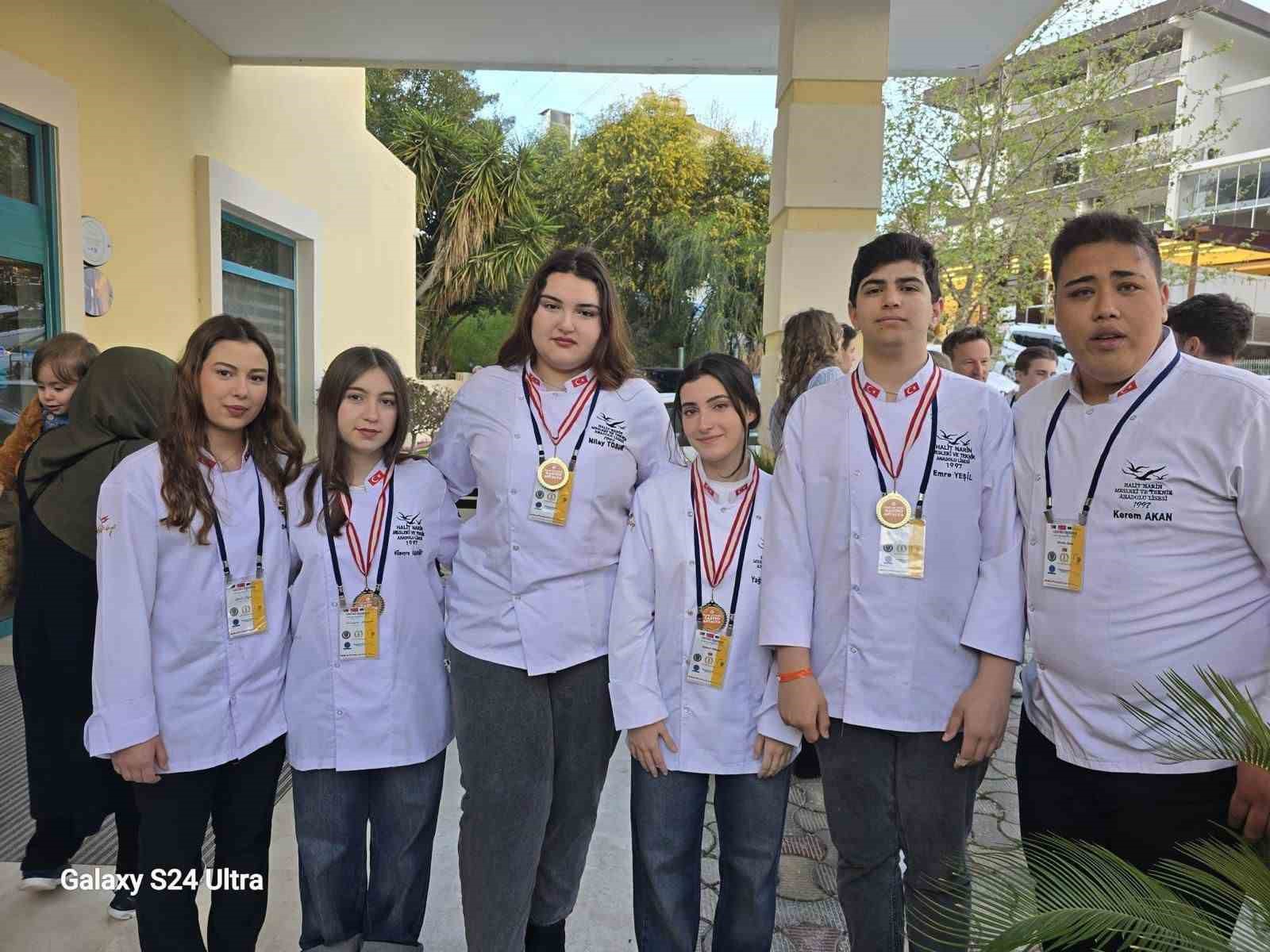 Marmarisli öğrenciler uluslararası gastronomi yarışmasında madalyaları topladı
Marmarisli öğrenciler uluslararası gastronomi yarışmasında madalyaları topladı