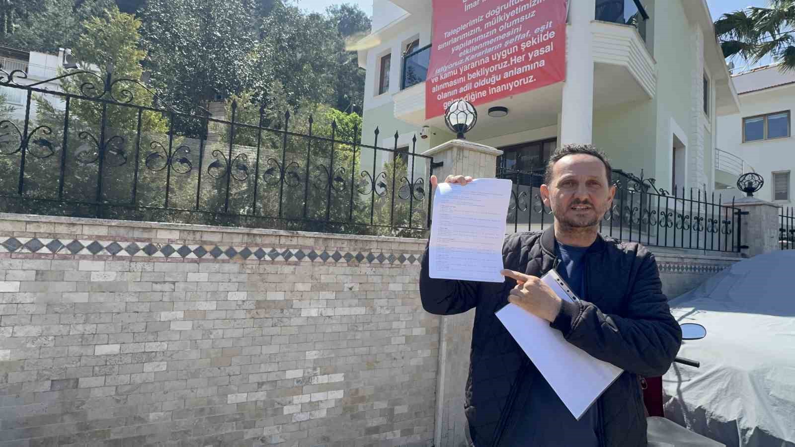 Marmaris’te  "Adalet istiyoruz" diyerek balkona pankart astılar
