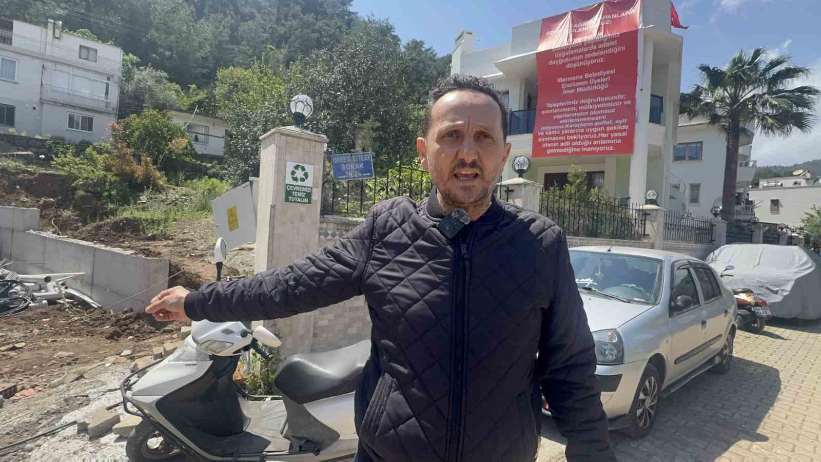 Marmaris’te  "Adalet istiyoruz" diyerek balkona pankart astılar
