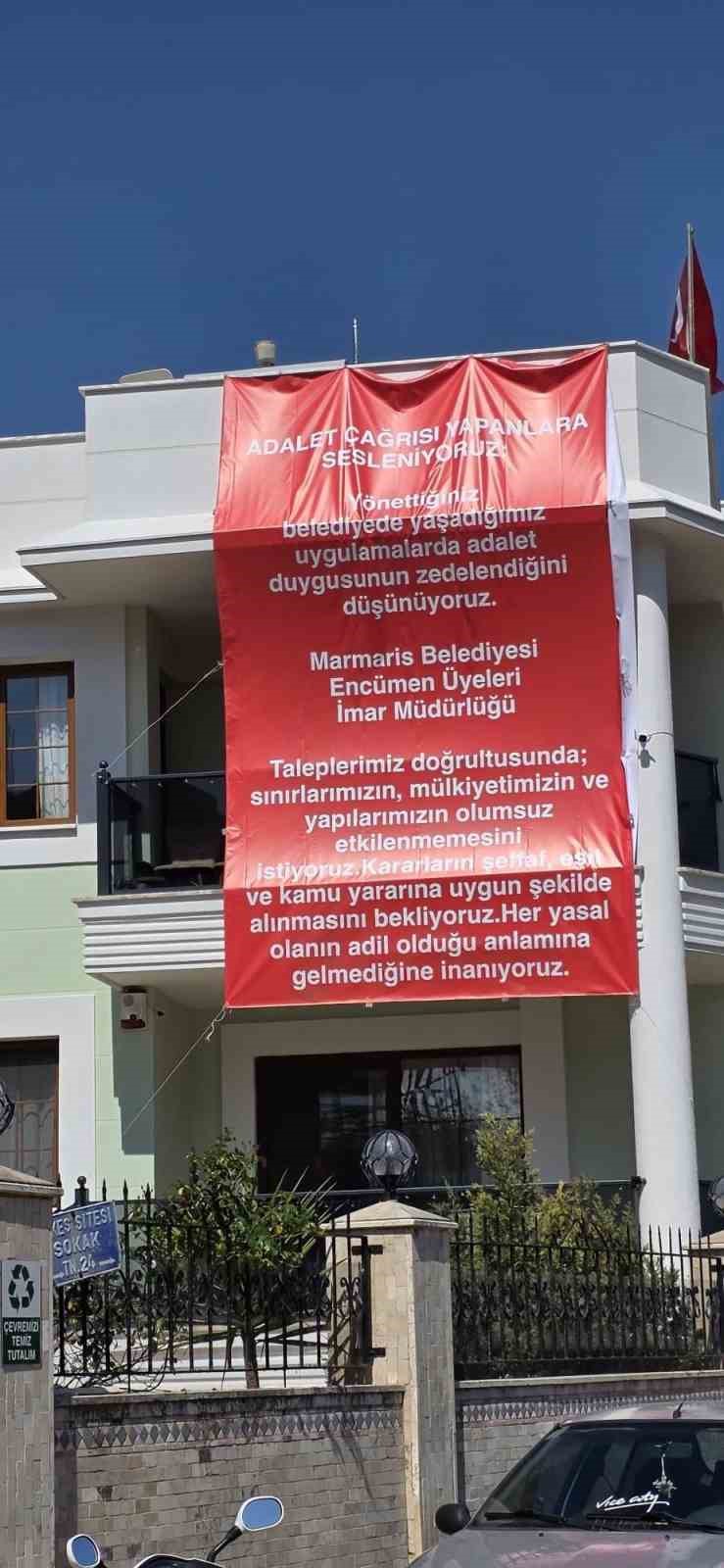 Marmaris’te  "Adalet istiyoruz" diyerek balkona pankart astılar
