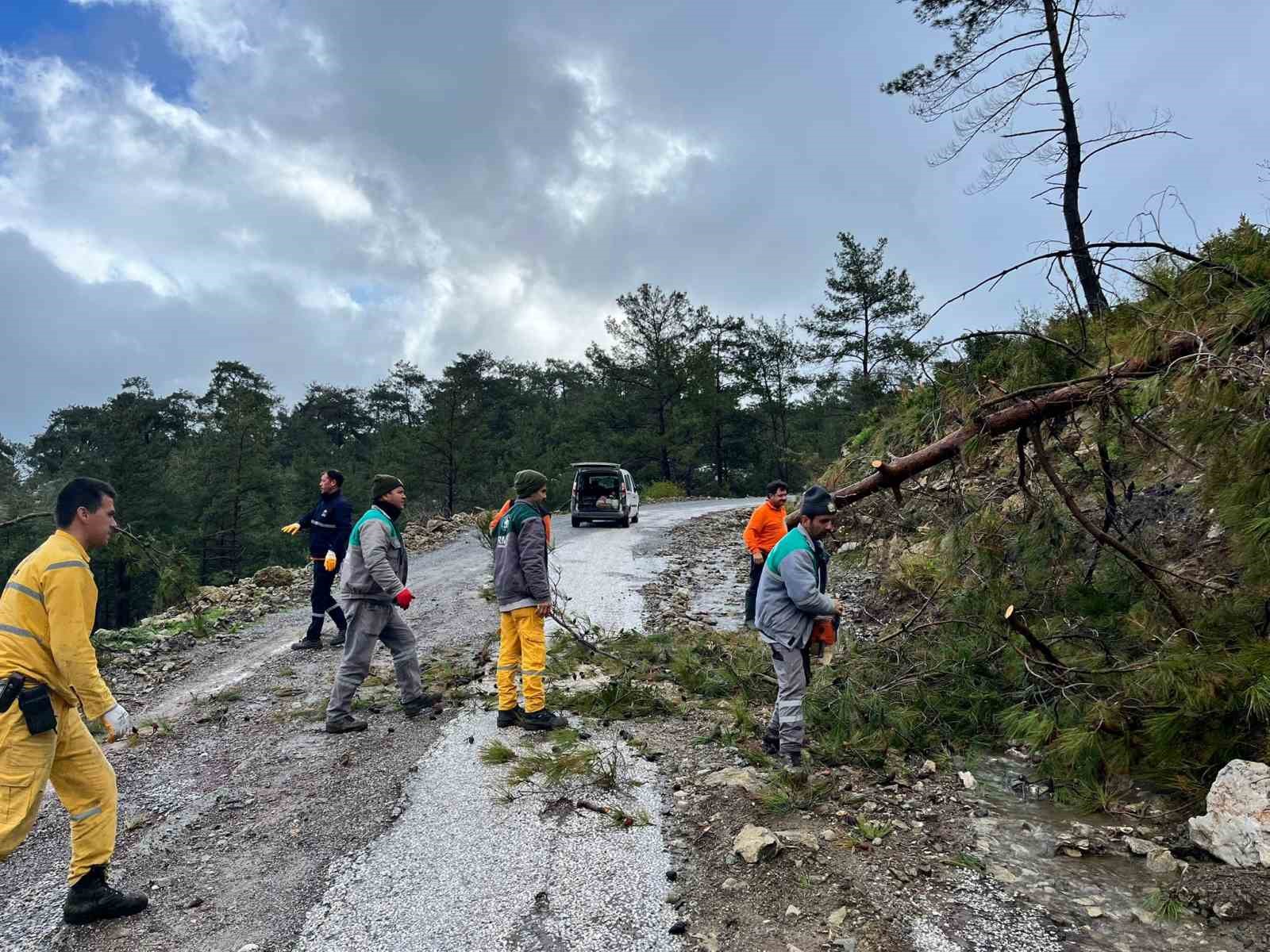 Marmaris’te belediye ekiplerinden gece boyunca ’sağanak ve fırtına’ mesaisi
