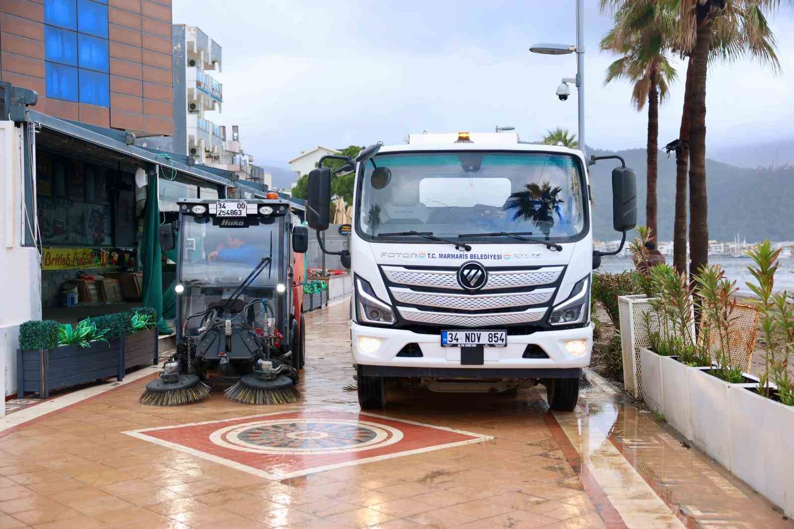 Marmaris’te belediye ekiplerinden gece boyunca ’sağanak ve fırtına’ mesaisi
