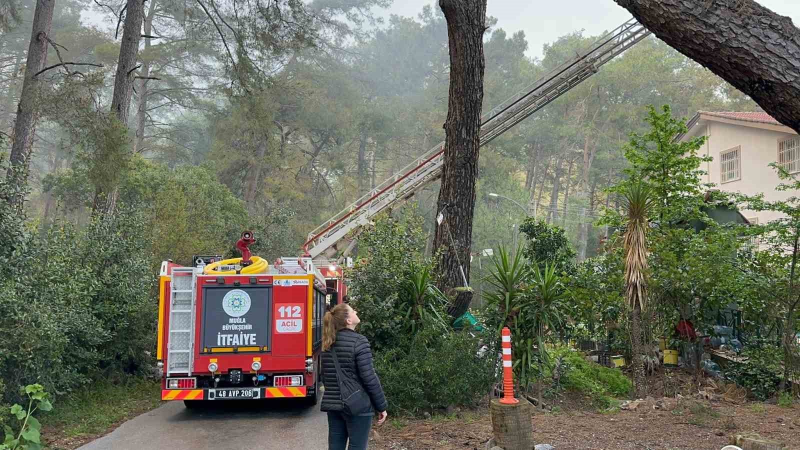 Marmaris’te çatı katı yangını: Mahsur kalan bir kişi kurtarıldı

