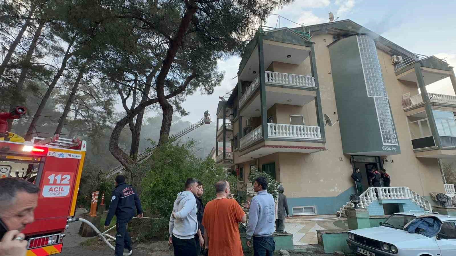 Marmaris’te çatı katı yangını: Mahsur kalan bir kişi kurtarıldı
