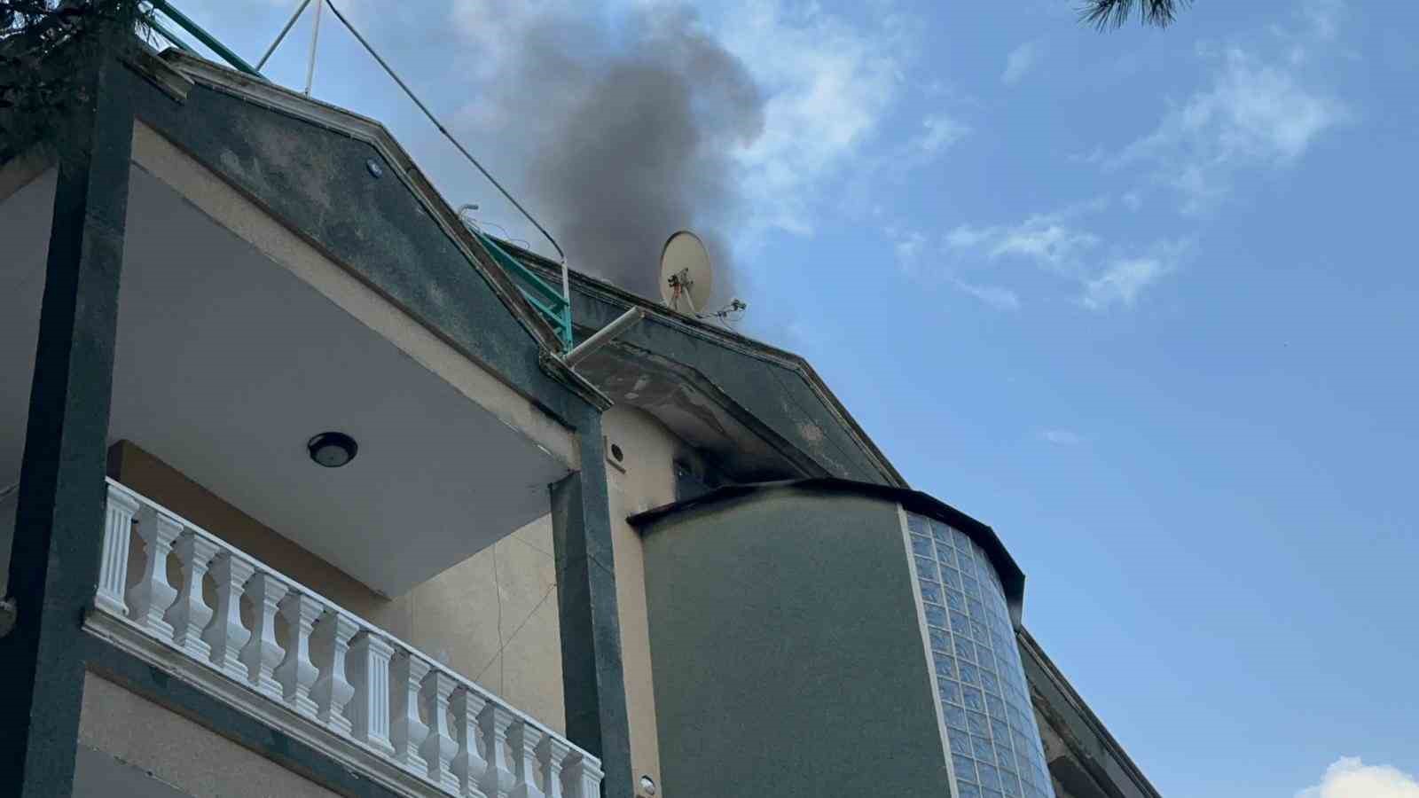 Marmaris’te çatı katı yangını: Mahsur kalan bir kişi kurtarıldı
