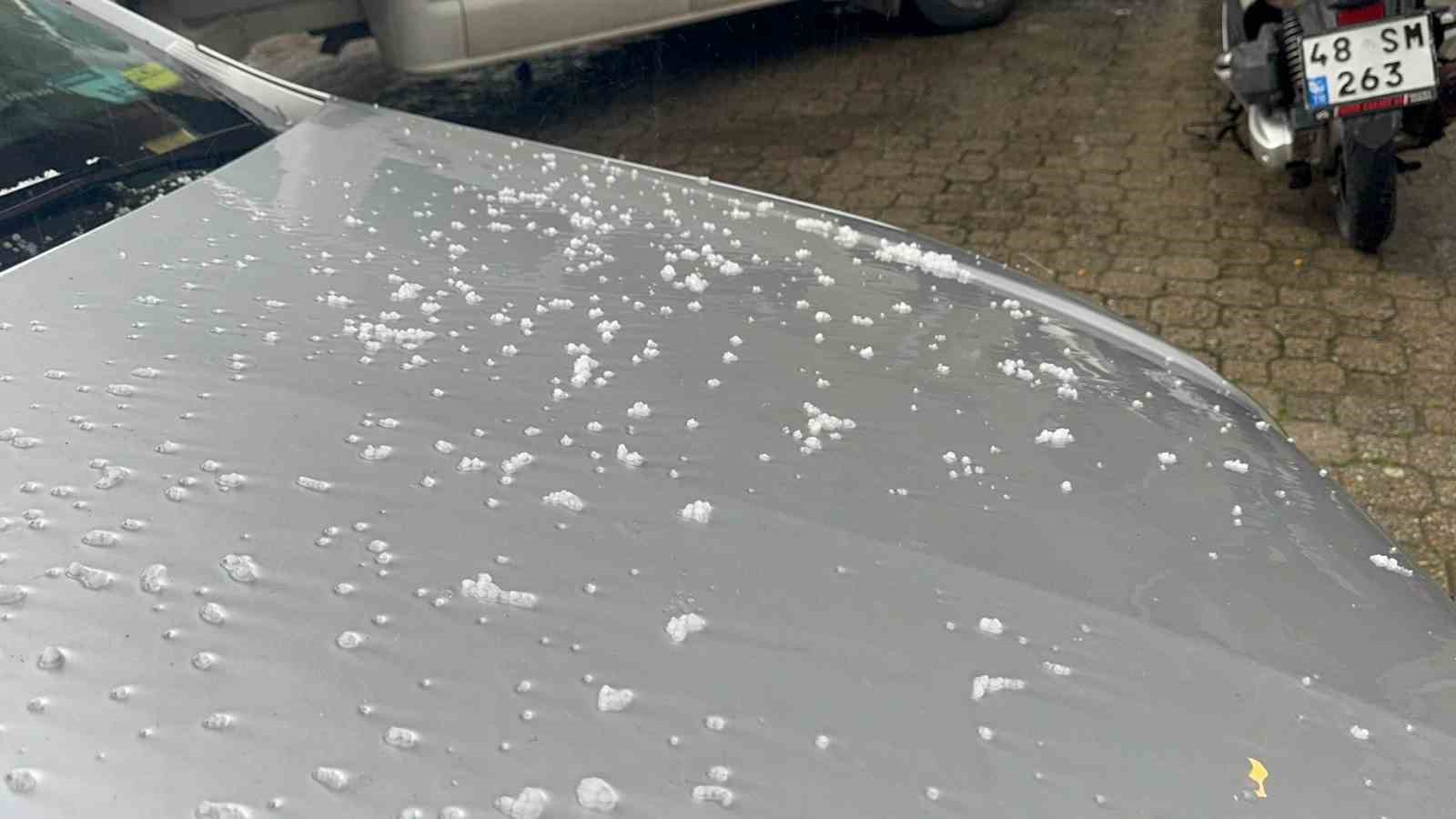 Marmaris’te dolu yağdı, kısa sürede ortalık beyaza büründü
