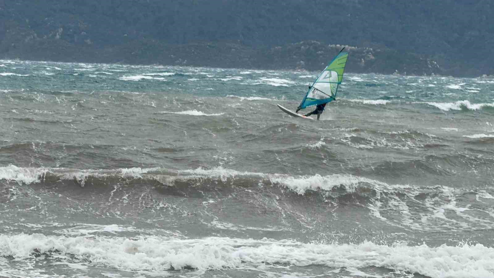 Marmaris’te fırtına etkisini göstermeye devam ediyor
