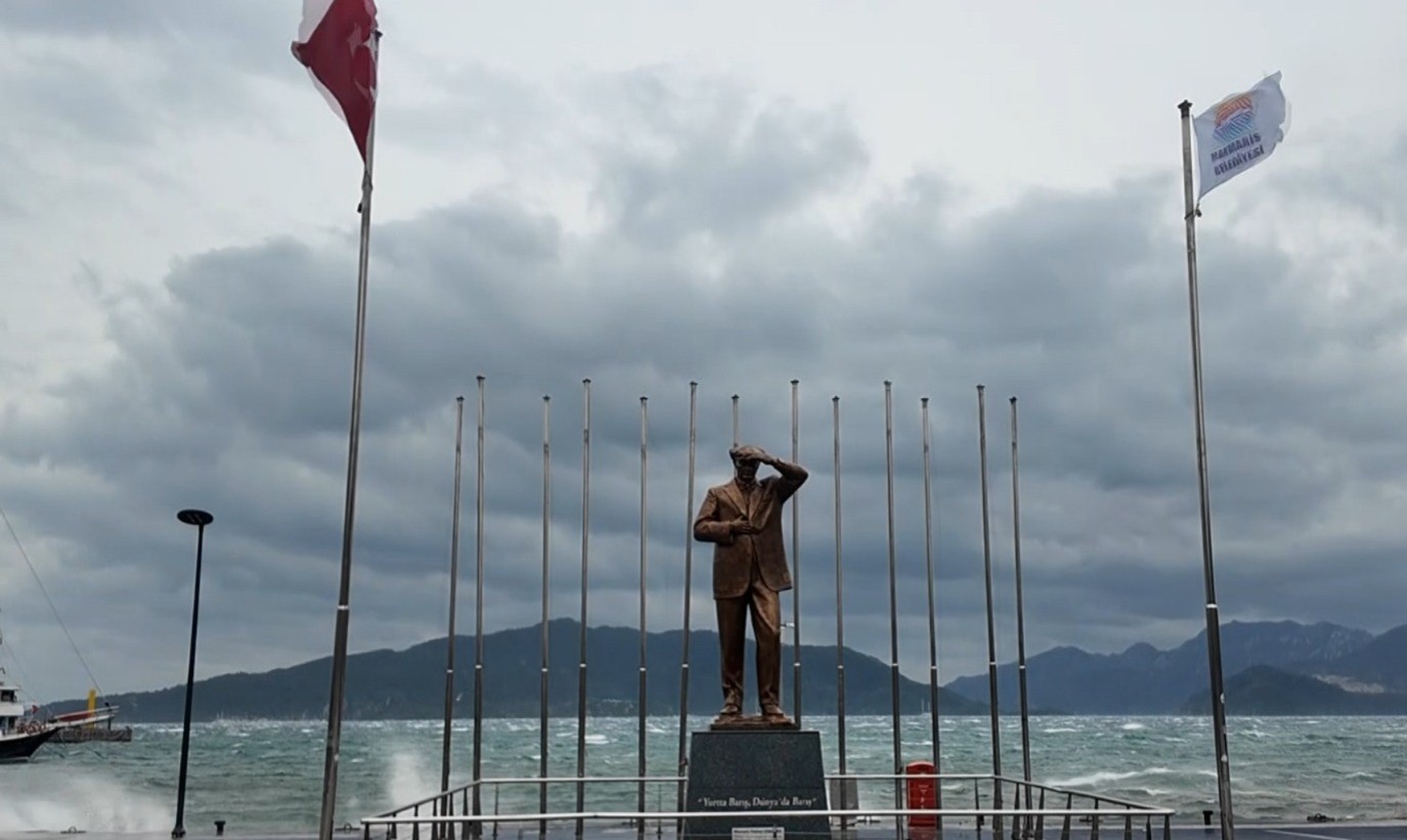 Marmaris’te fırtına etkisini göstermeye devam ediyor
