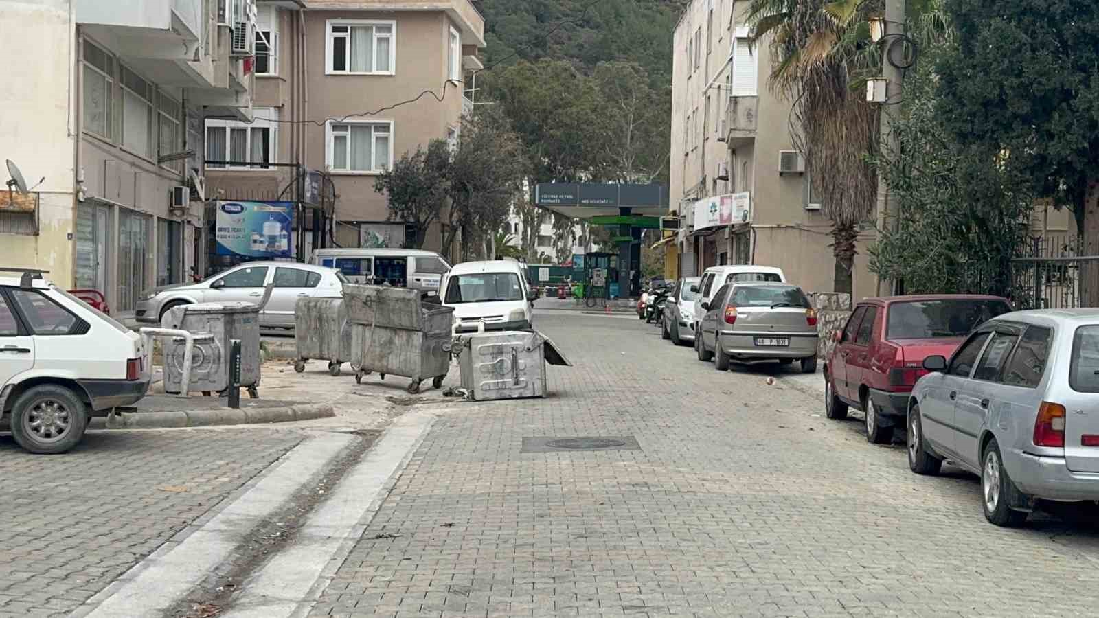 Marmaris’te fırtına etkisini göstermeye devam ediyor
