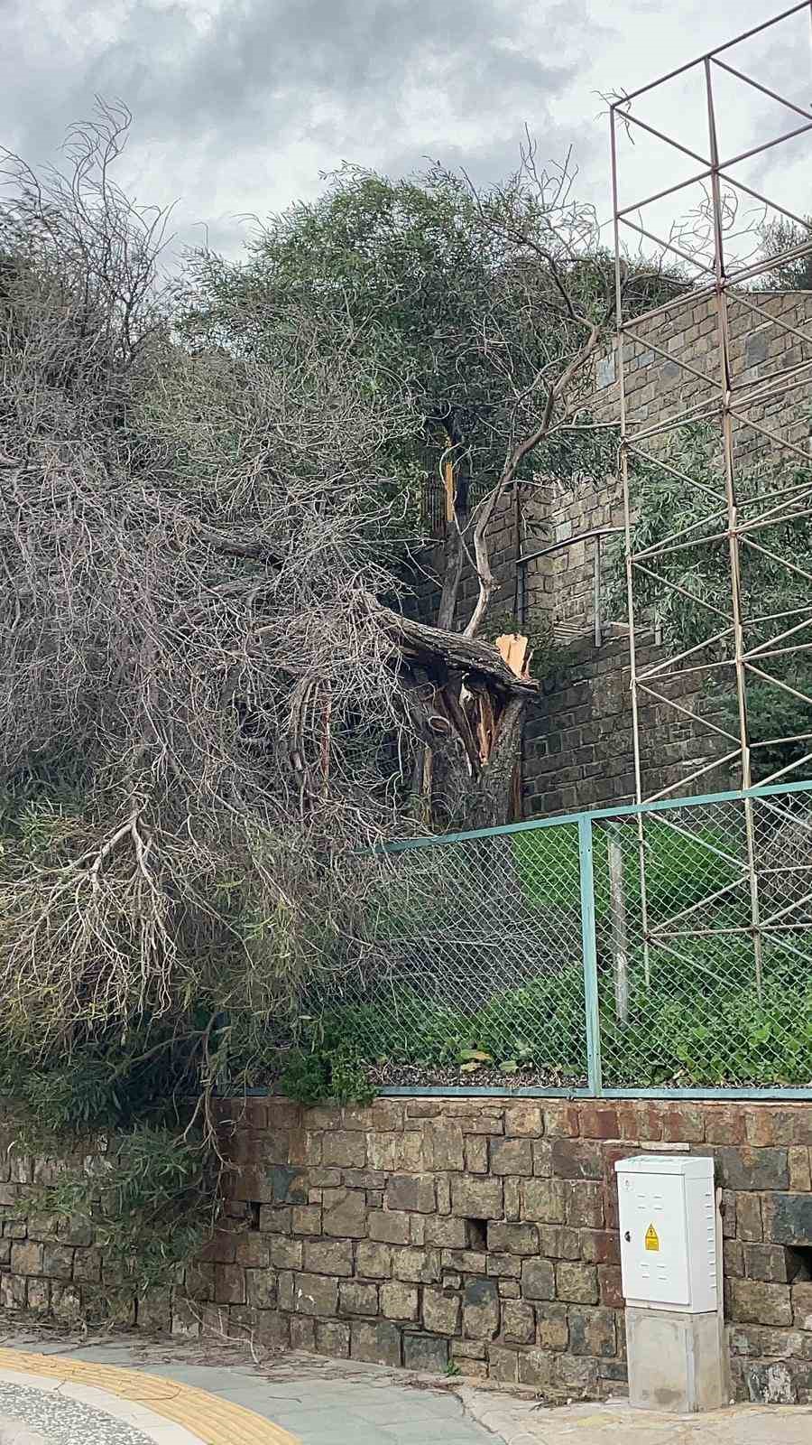 Marmaris’te fırtına etkisini göstermeye devam ediyor
