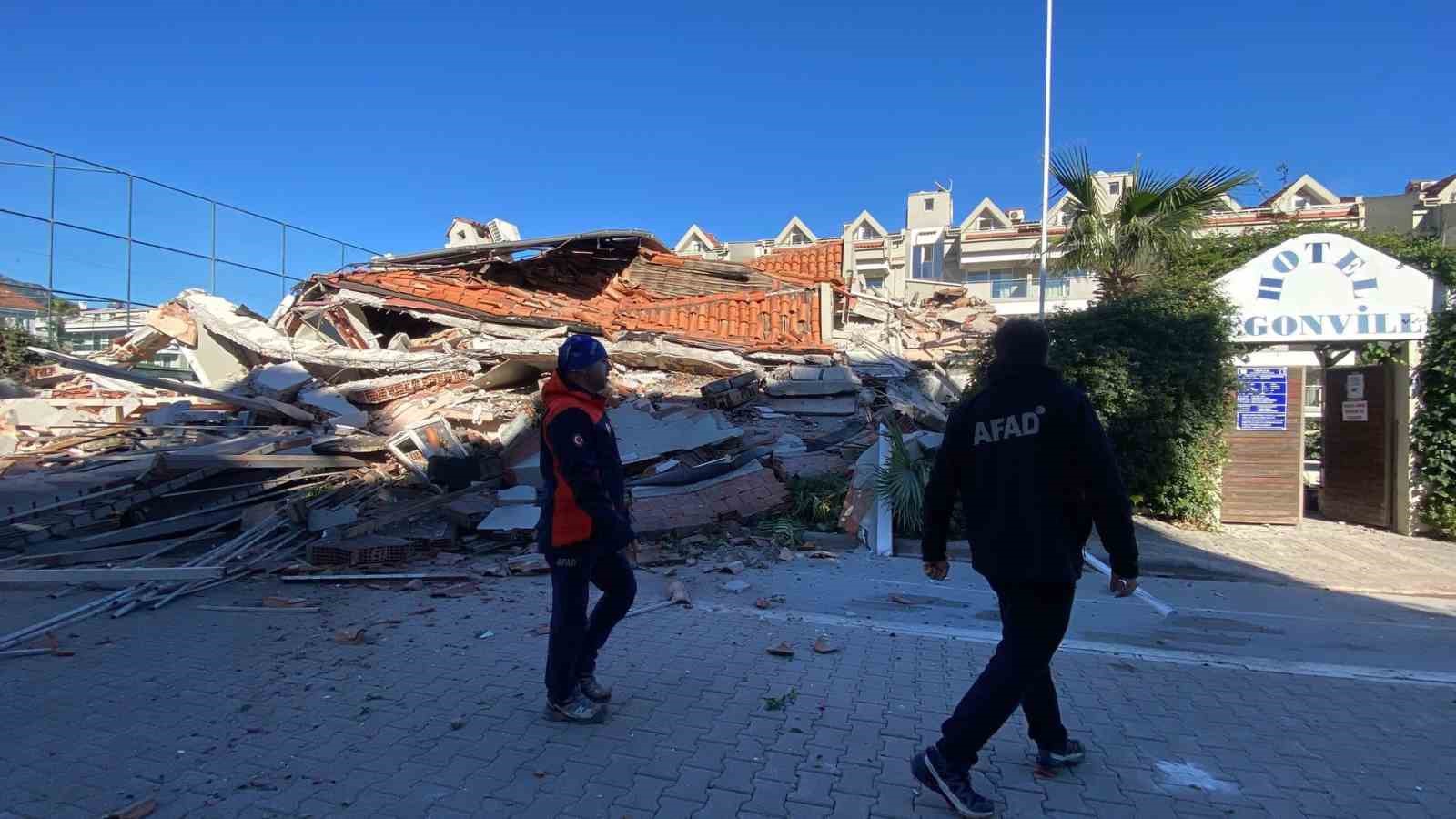 Marmaris’te güçlendirme çalışması yapılan apart otel çöktü
