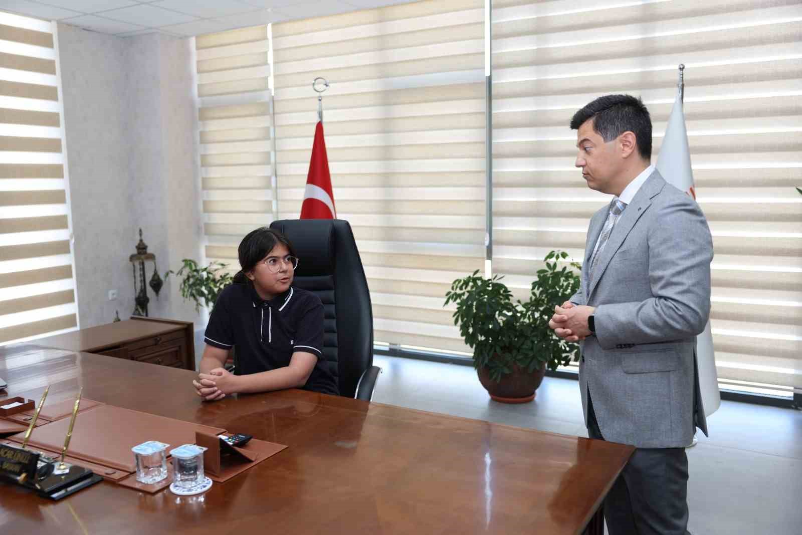 Marmaris’te minik başkanlar koltuğu devraldı
