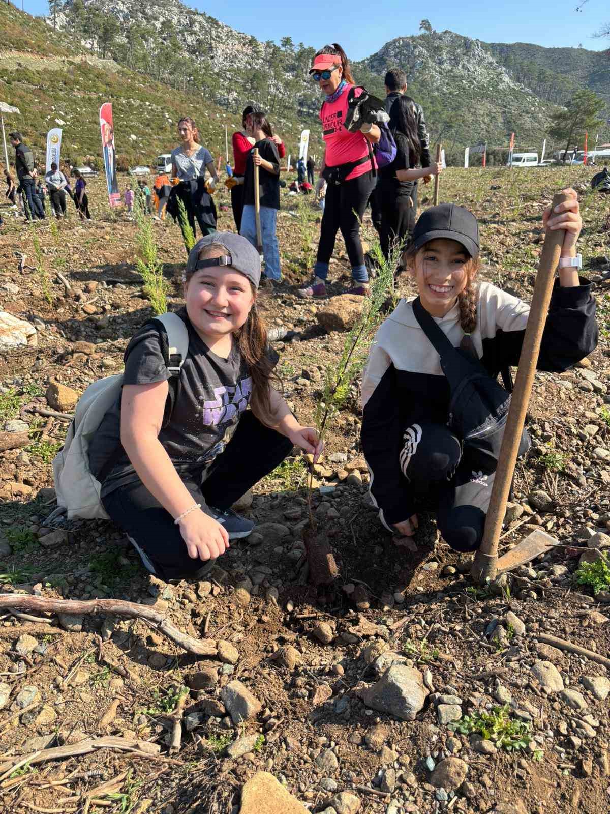 Marmaris’te öğrenciler fidanları toprakla buluşturdu

