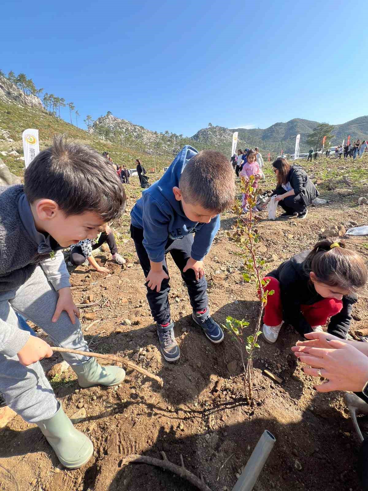 Marmaris’te öğrenciler fidanları toprakla buluşturdu
