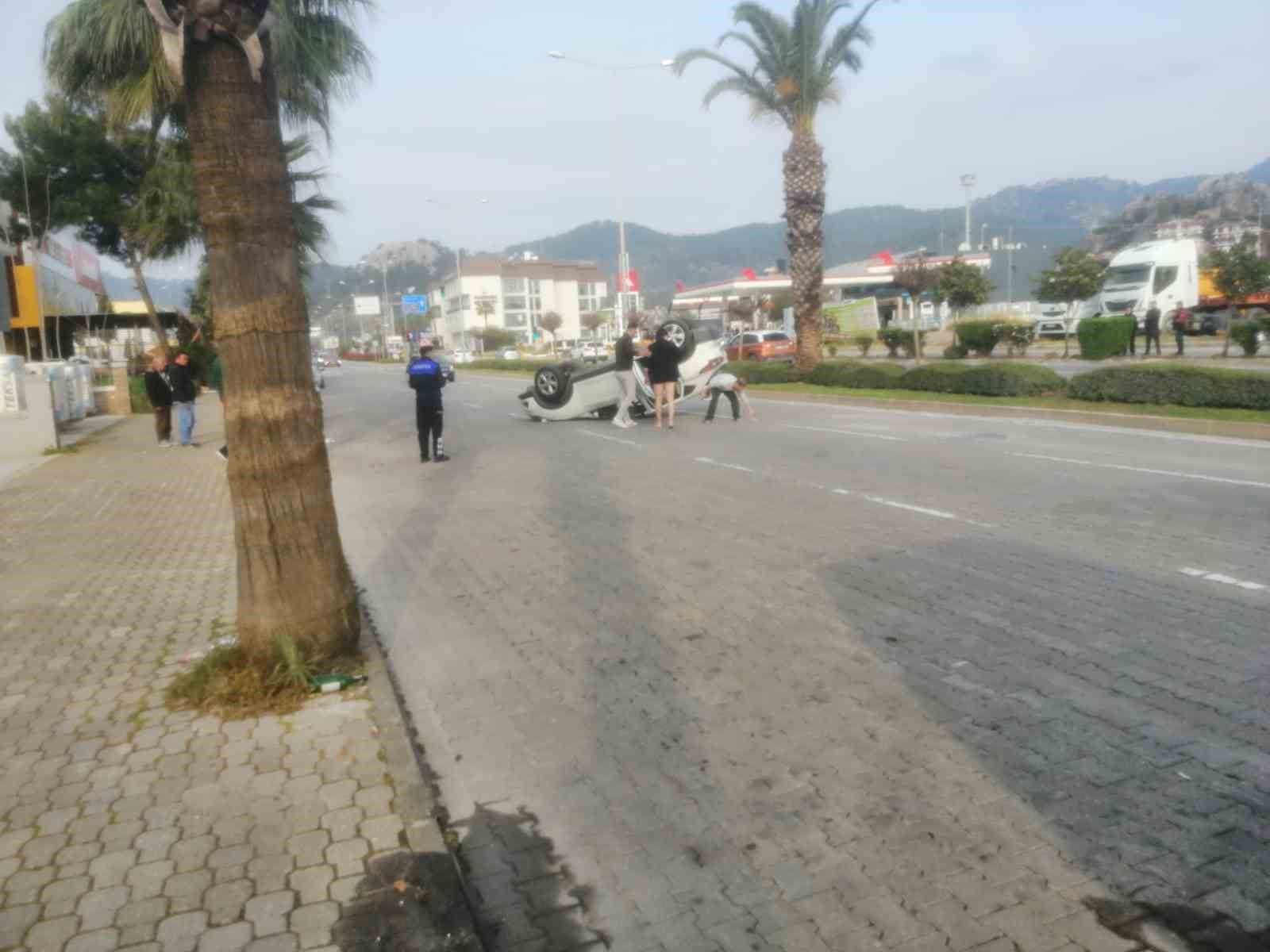 Marmaris’te otomobil takla attı: 2 kişi hafif yaralandı
