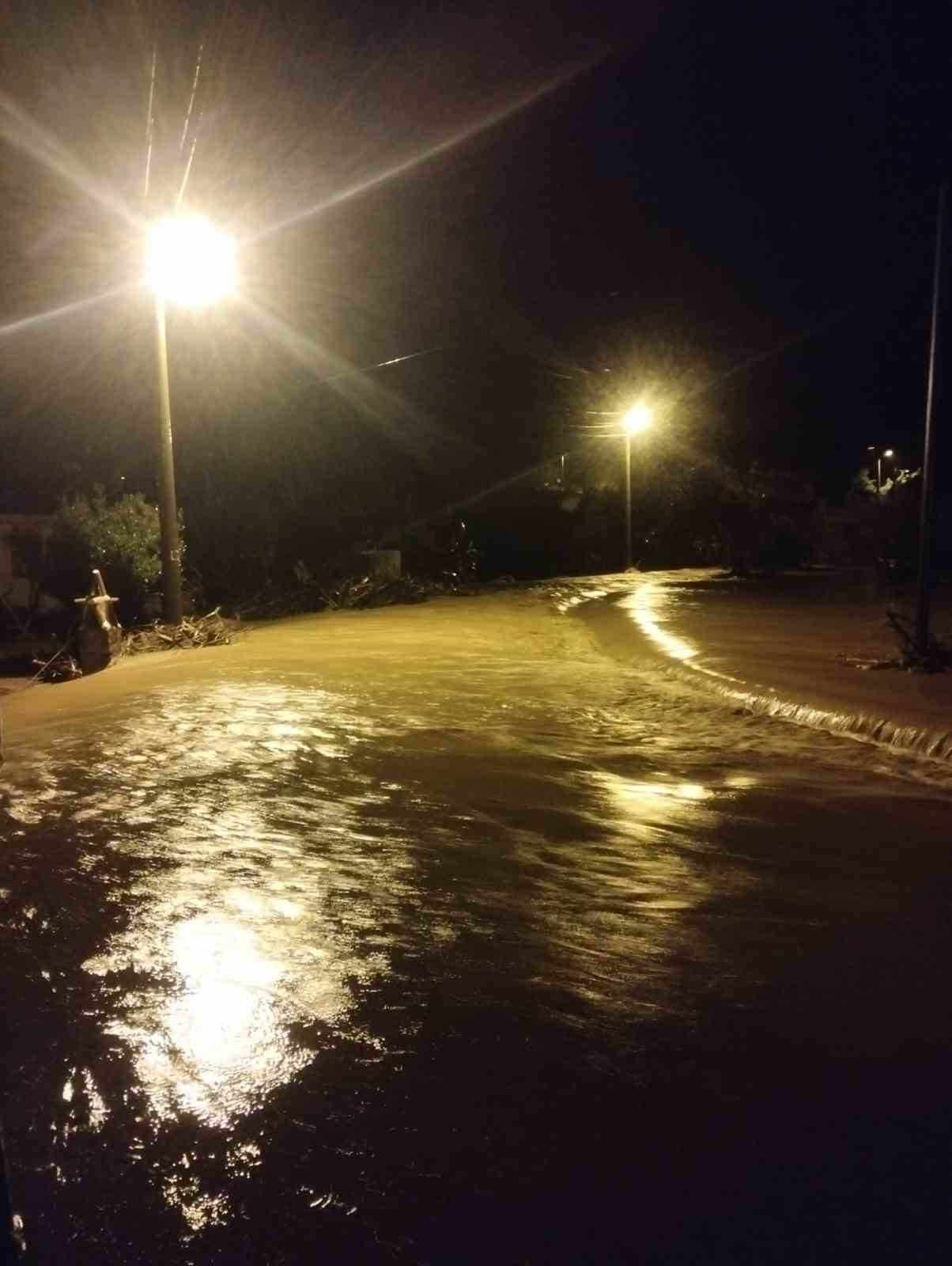 Marmaris’te sağanak etkili oldu, su baskınları oluştu
