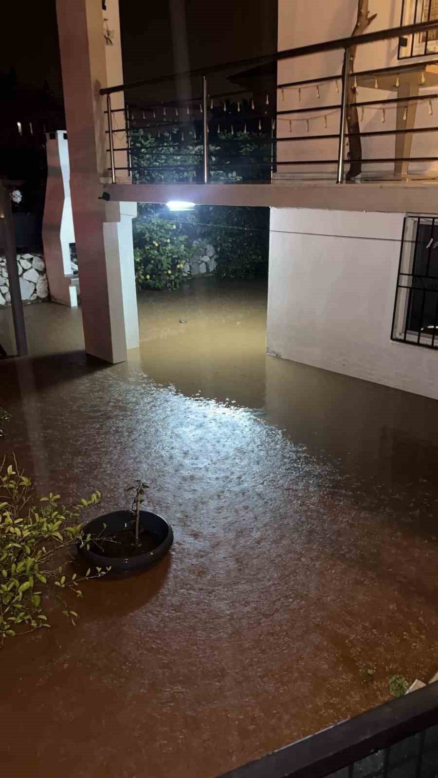 Marmaris’te sağanak etkili oldu, su baskınları oluştu
