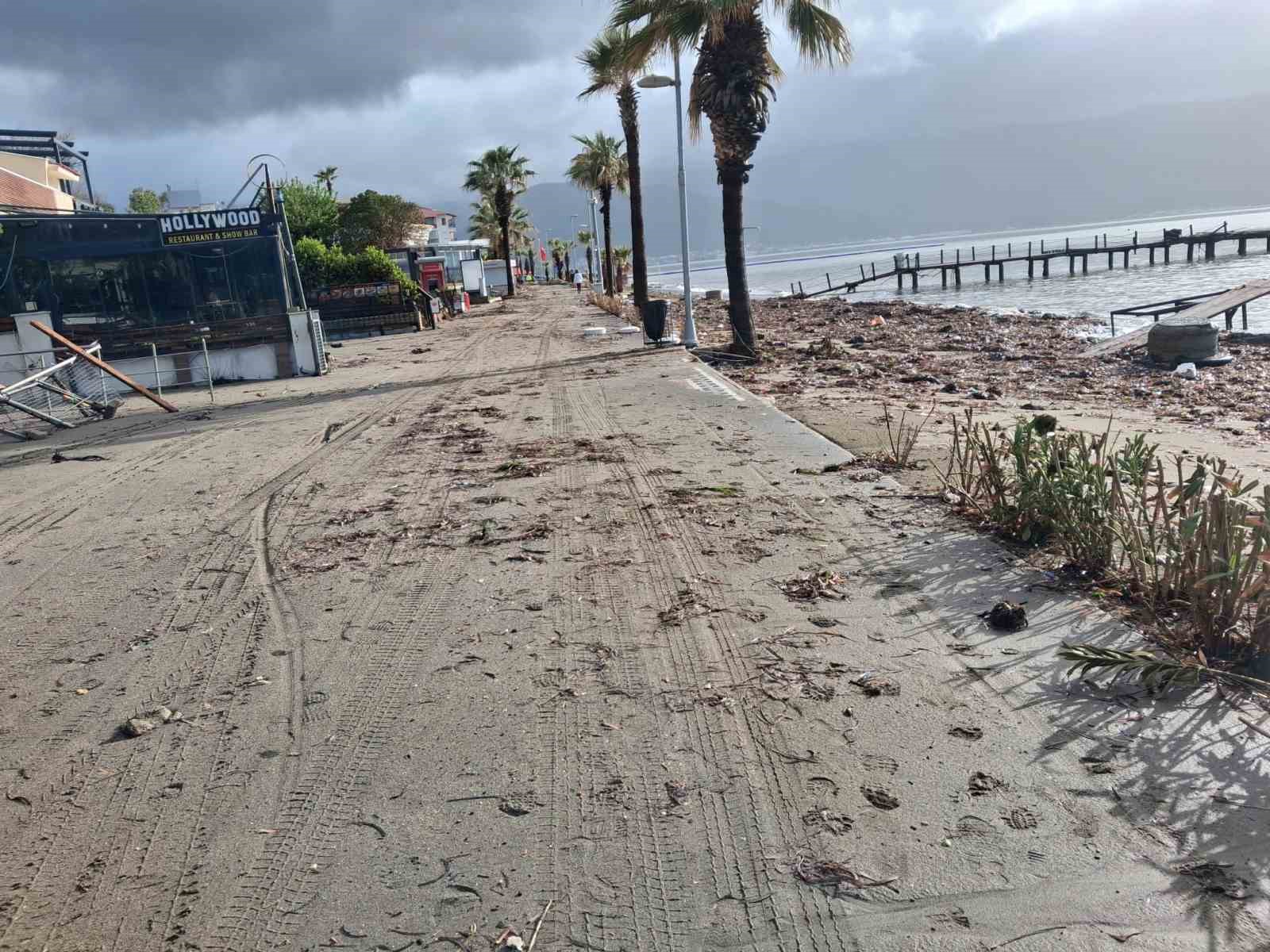 Marmaris’te sağanak ve fırtına etkili oldu
