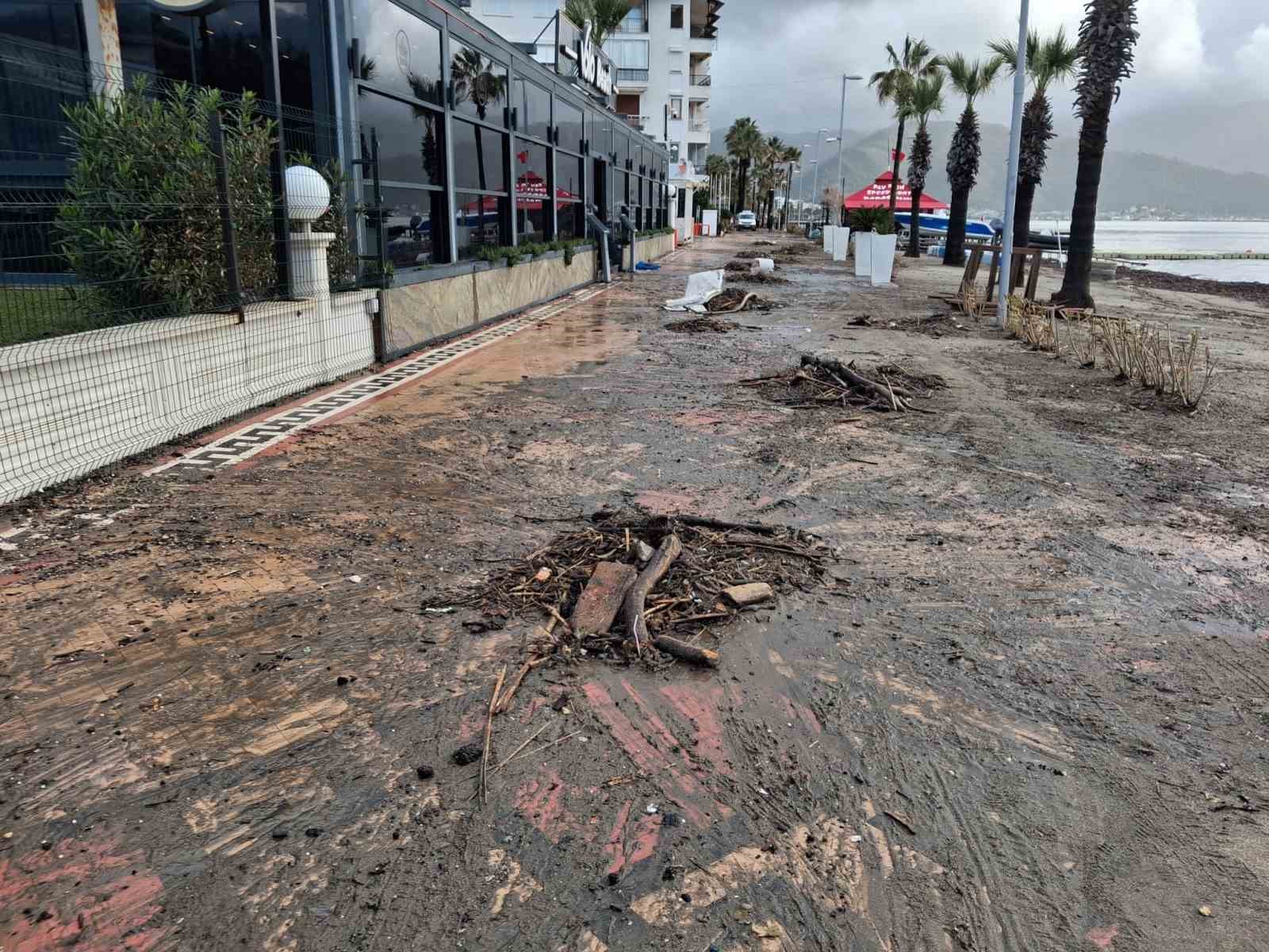 Marmaris’te sağanak ve fırtına etkili oldu
