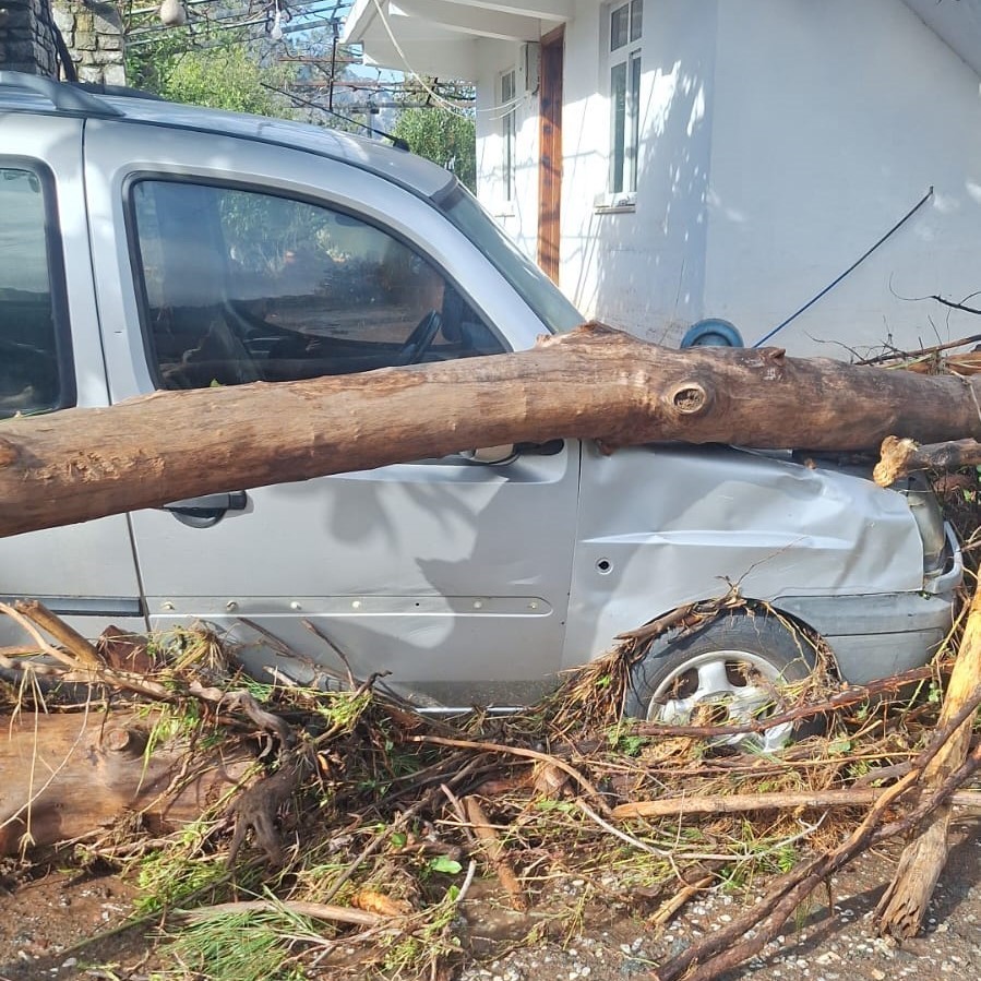 Marmaris’te sağanak yağışın izleri gün ağarınca ortaya çıktı
