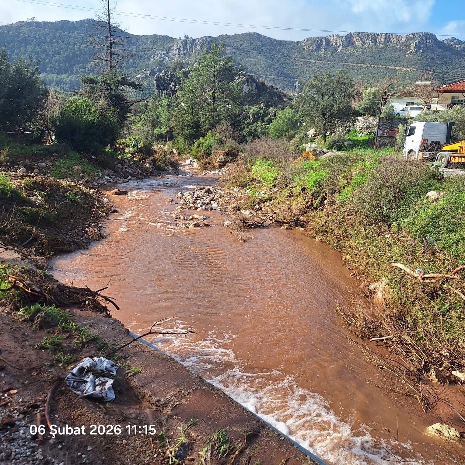 Marmaris’te sağanak yağışın izleri gün ağarınca ortaya çıktı
