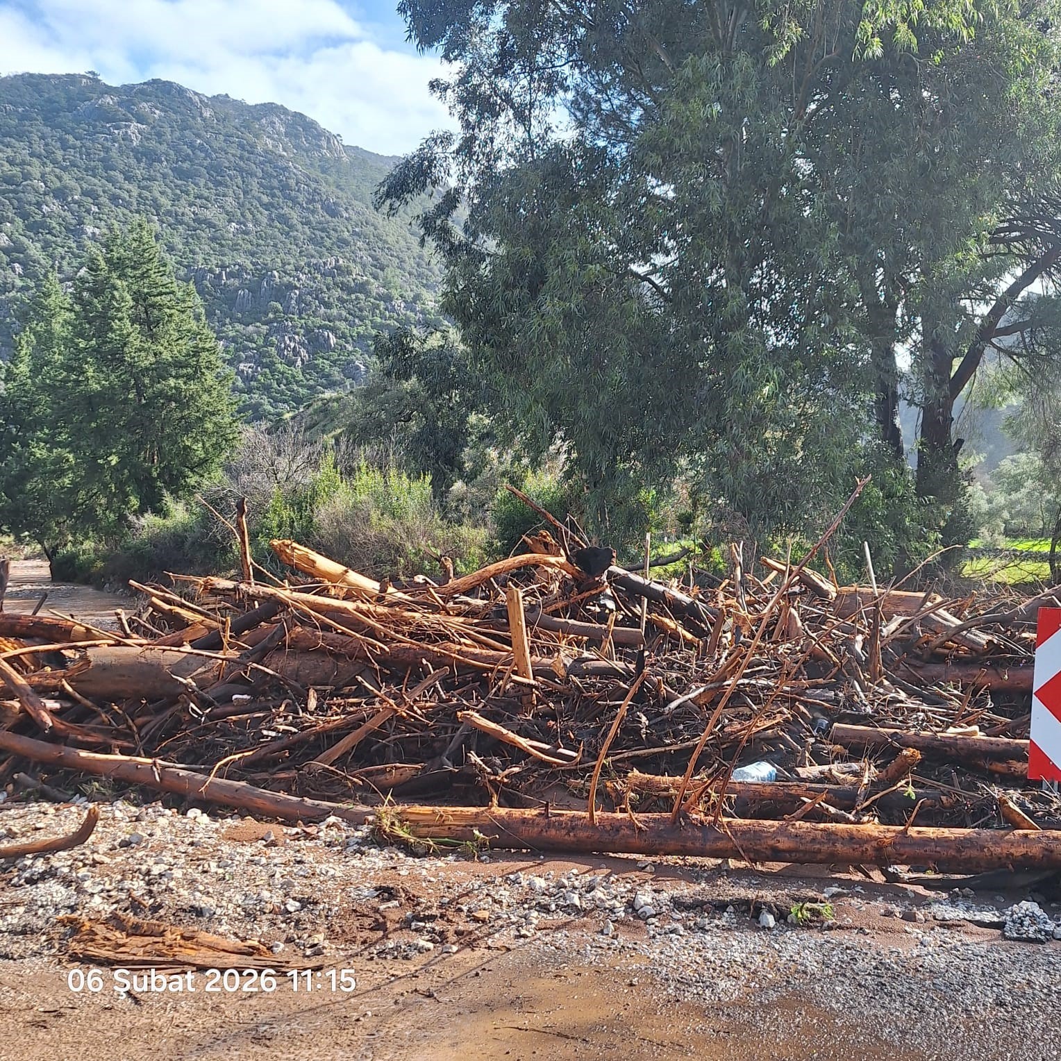 Marmaris’te sağanak yağışın izleri gün ağarınca ortaya çıktı
