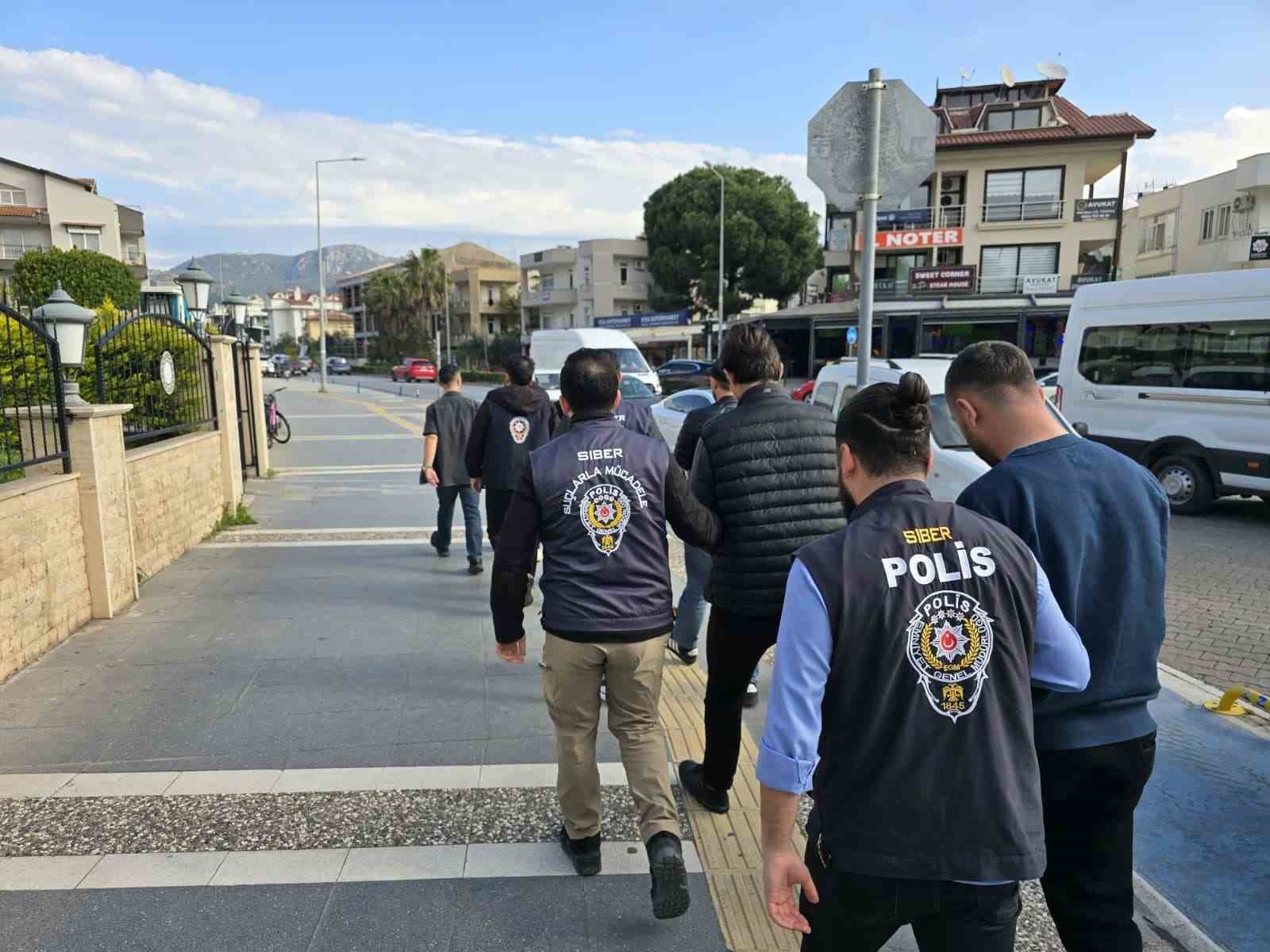 Marmaris’te ’sahte bungalov’ şebekesi çökertildi: 8 gözaltı
Marmaris’te ’sahte bungalov’ şebekesi çökertildi: 8 gözaltı