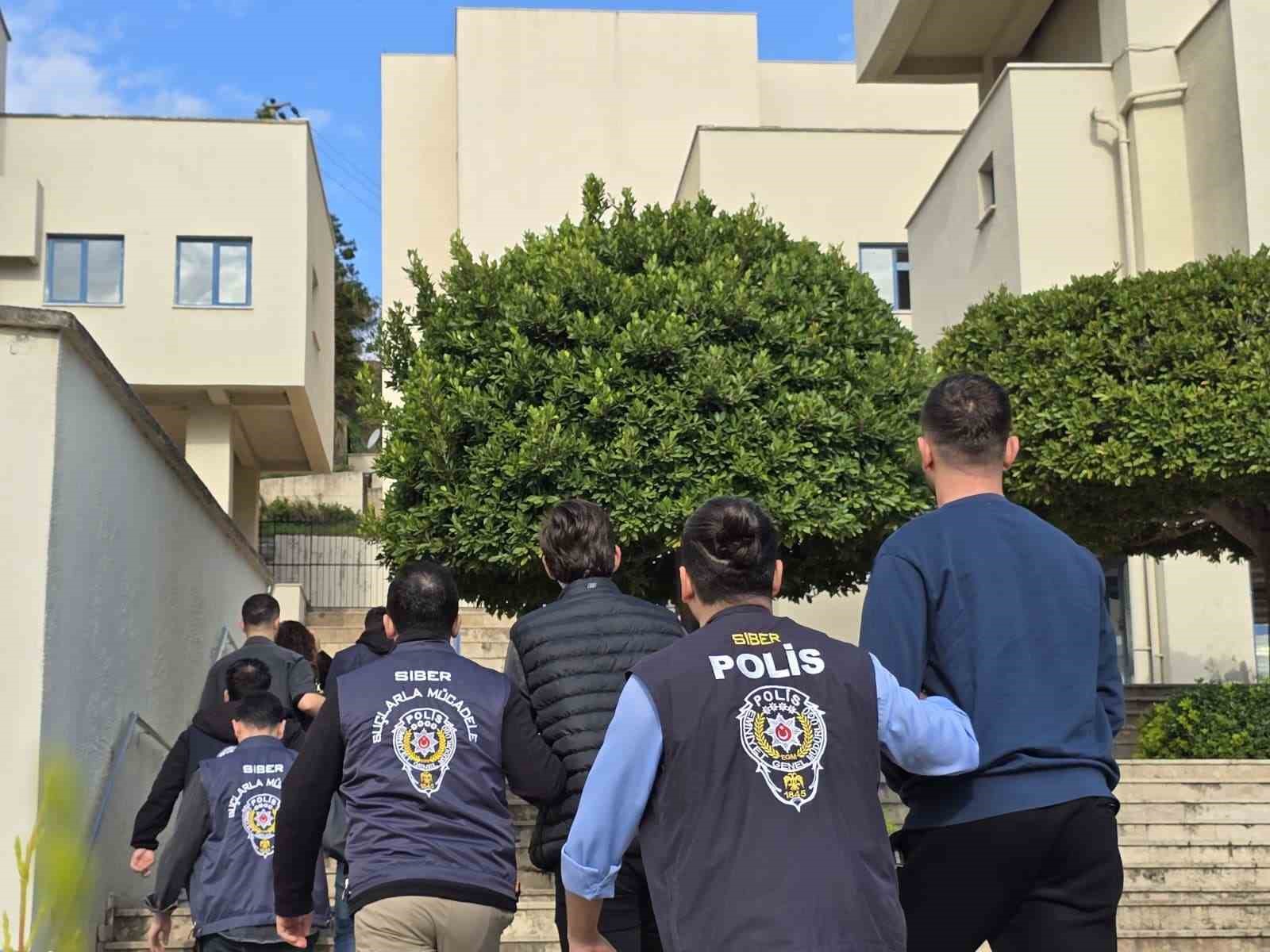 Marmaris’te ’sahte bungalov’ şebekesi çökertildi: 8 gözaltı
Marmaris’te ’sahte bungalov’ şebekesi çökertildi: 8 gözaltı