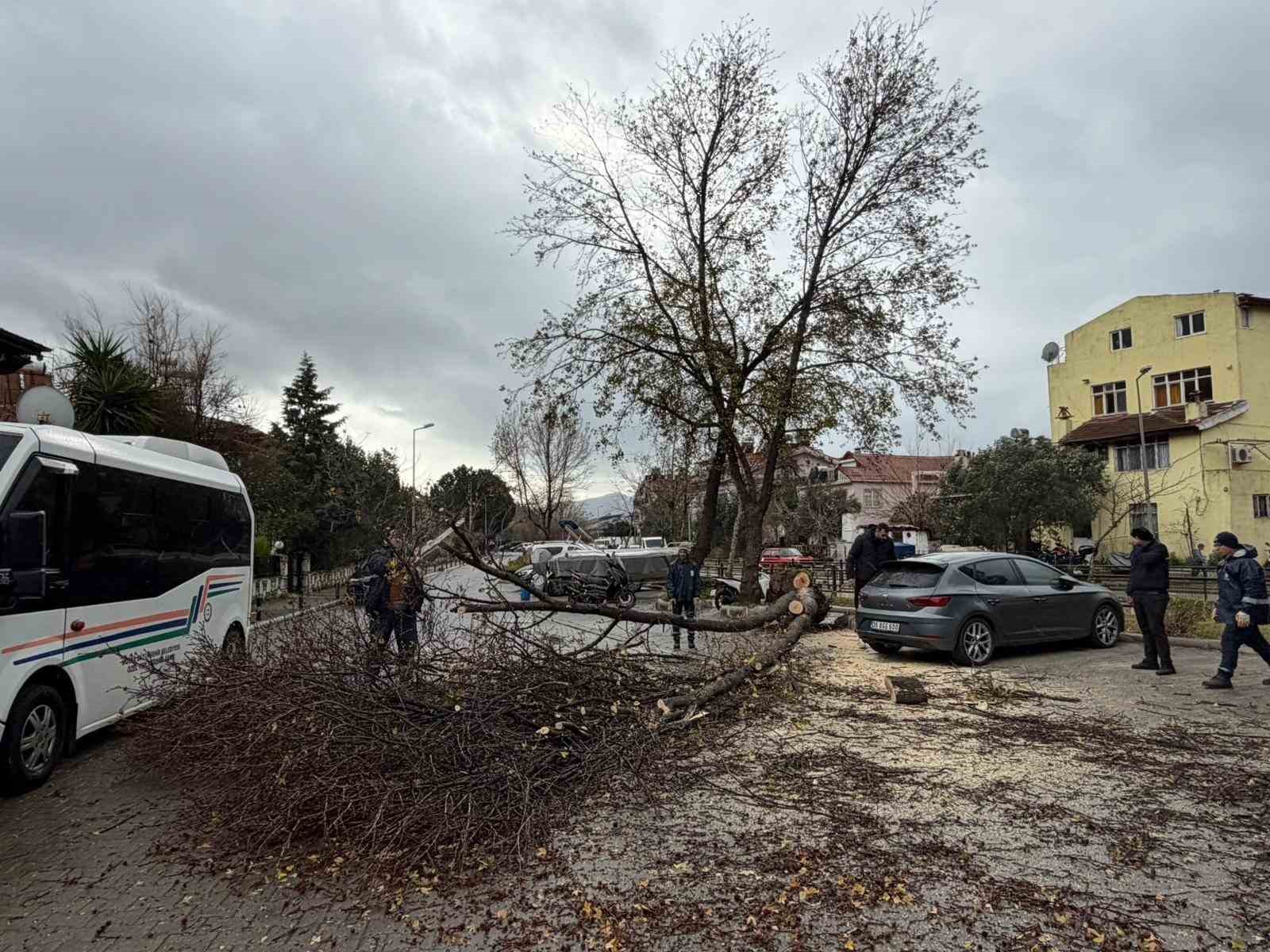 Marmaris’te şiddetli fırtına etkisini sürdürüyor
