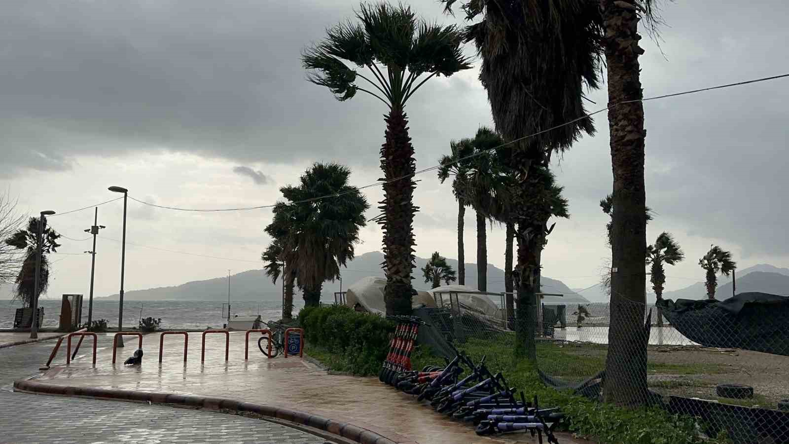 Marmaris’te şiddetli fırtına etkisini sürdürüyor
