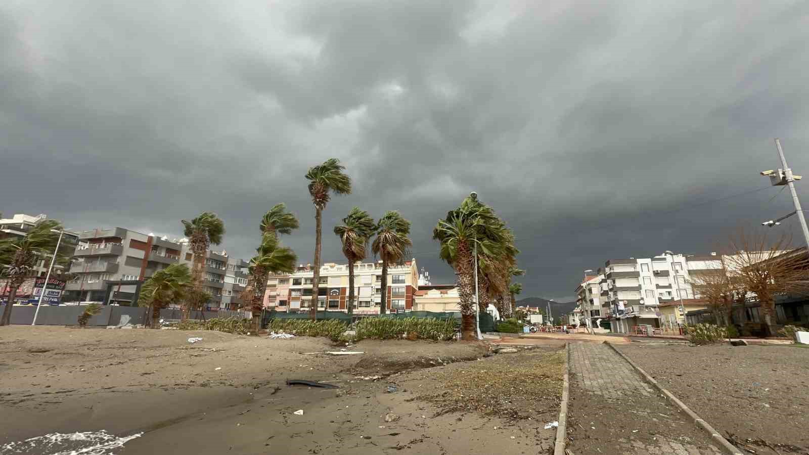 Marmaris’te şiddetli fırtına etkisini sürdürüyor
