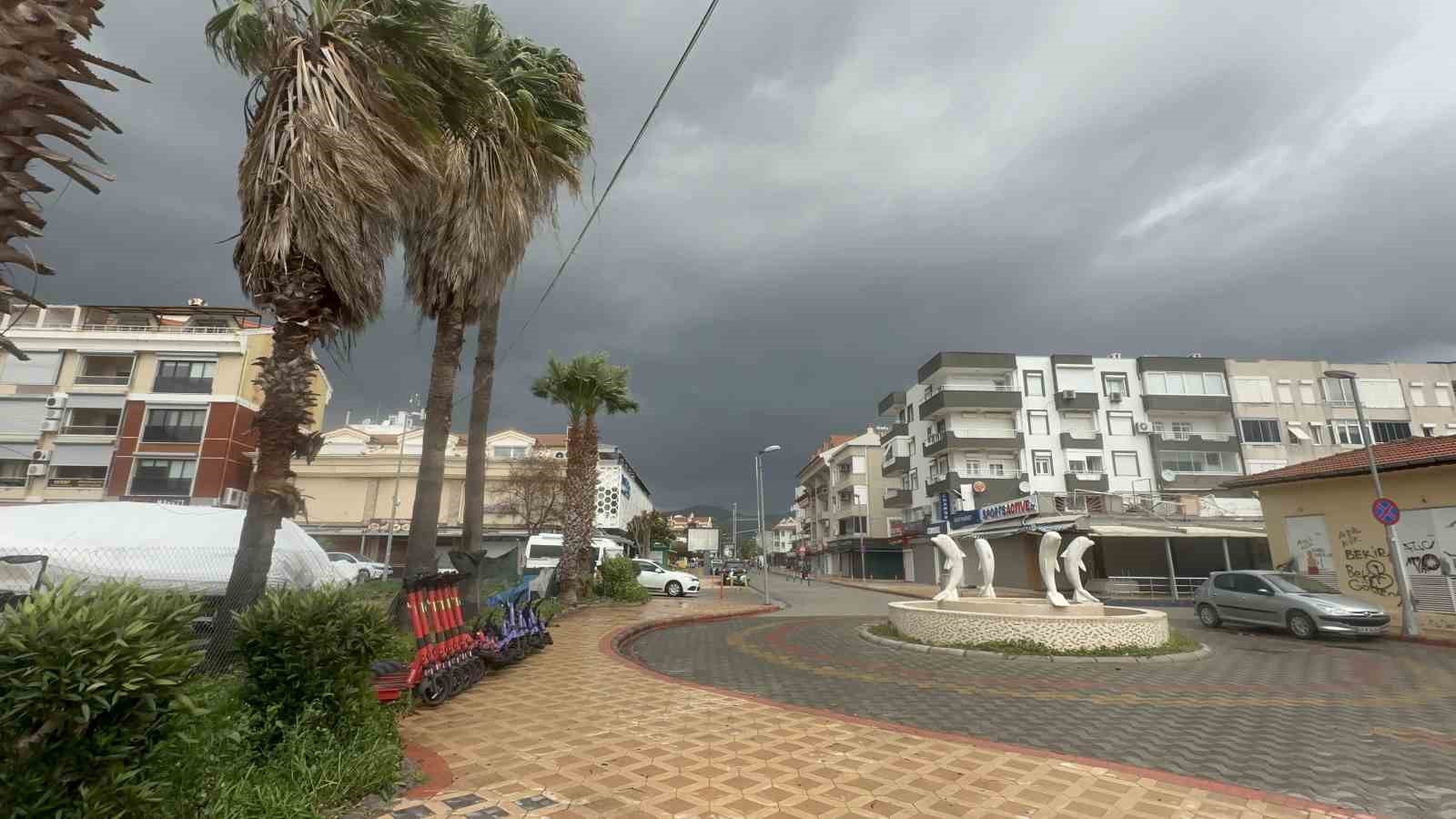 Marmaris’te şiddetli fırtına etkisini sürdürüyor
