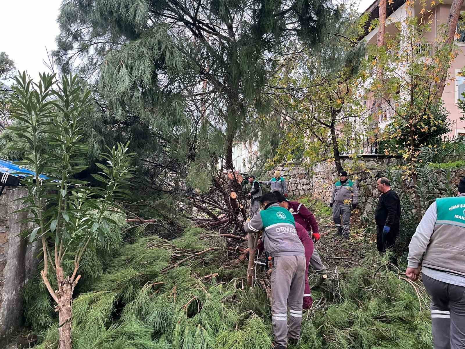 Marmaris’te şiddetli fırtına etkisini sürdürüyor
