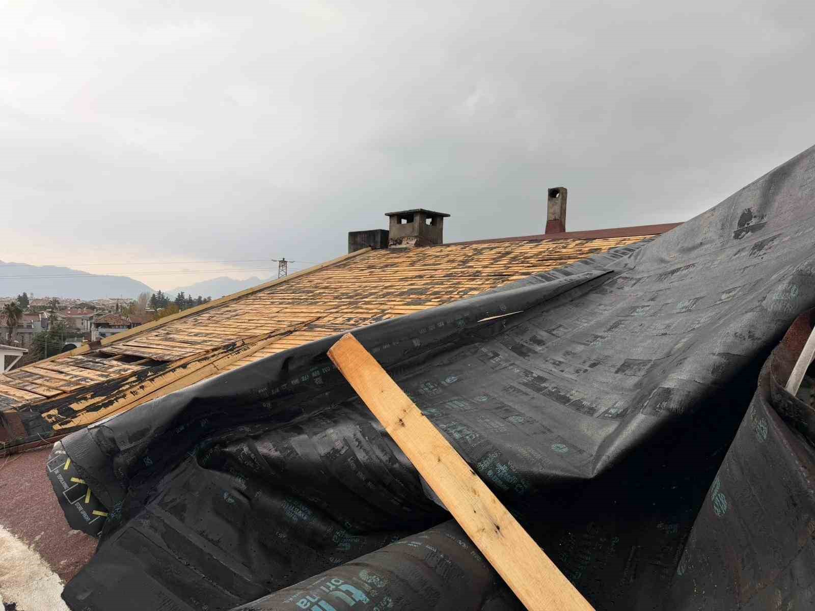 Marmaris’te şiddetli fırtına etkisini sürdürüyor
