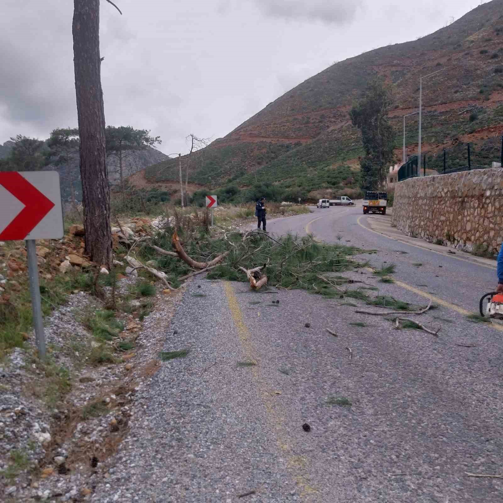 Marmaris’te şiddetli fırtına etkisini sürdürüyor
