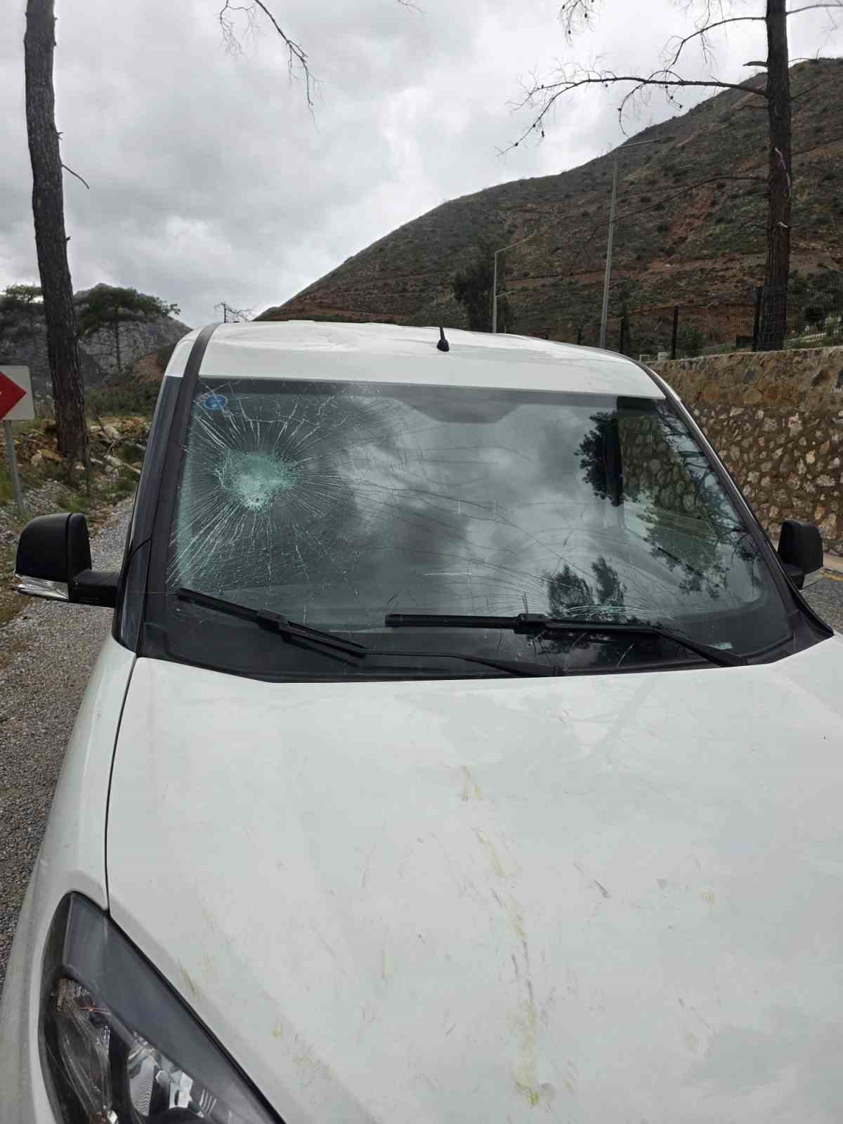 Marmaris’te şiddetli fırtına etkisini sürdürüyor
