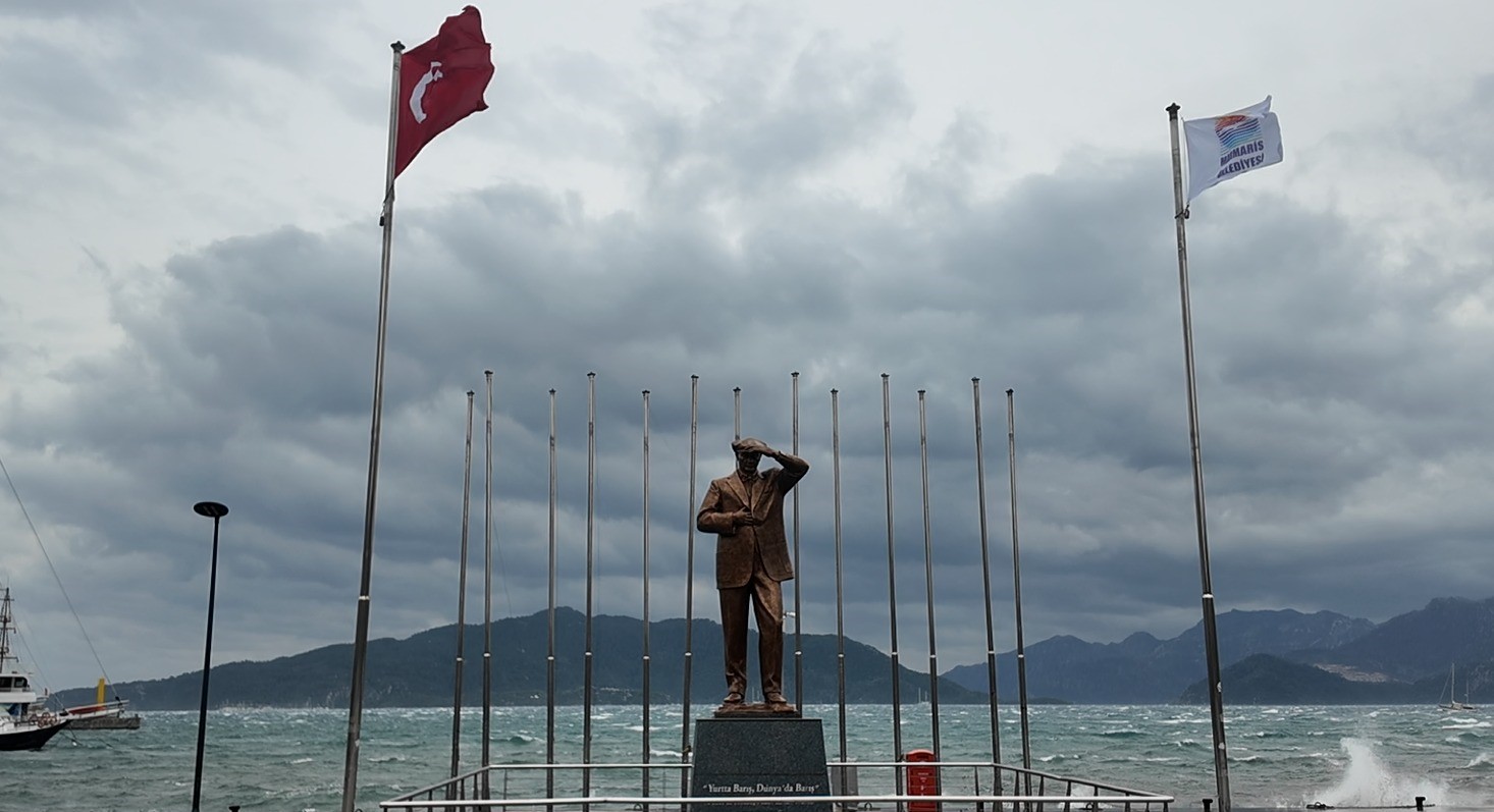 Marmaris’te şiddetli fırtına ve sağanak yağış etkili oluyor
