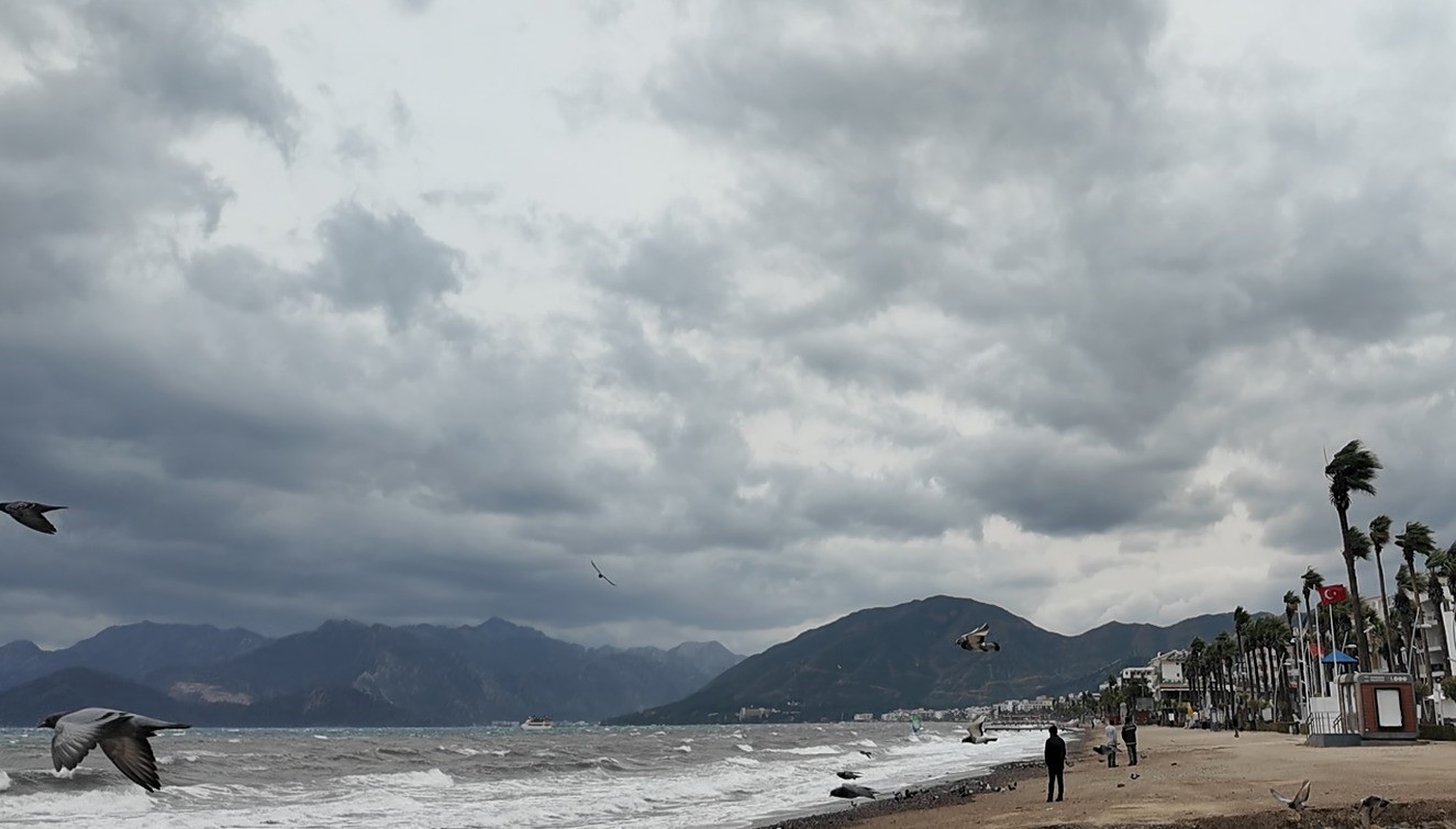 Marmaris’te şiddetli fırtına ve sağanak yağış etkili oluyor
