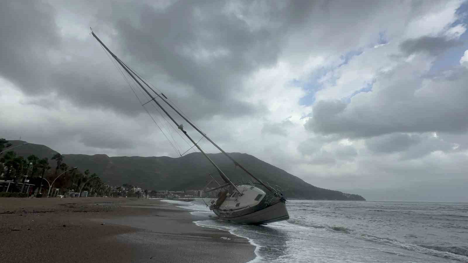 Marmaris’te şiddetli fırtına ve sağanak yağış etkili oluyor
