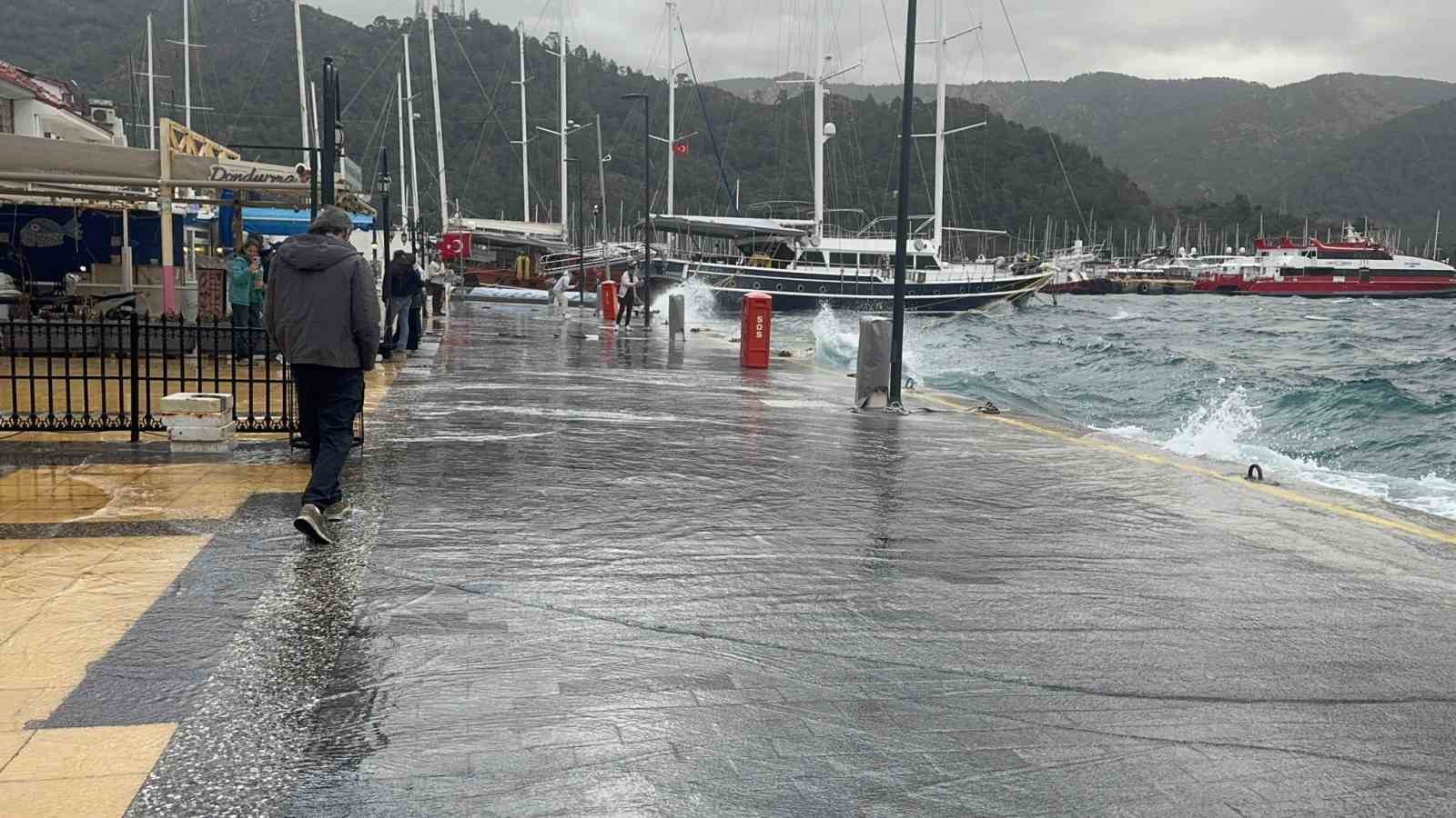 Marmaris’te şiddetli rüzgar denizi taşırdı

