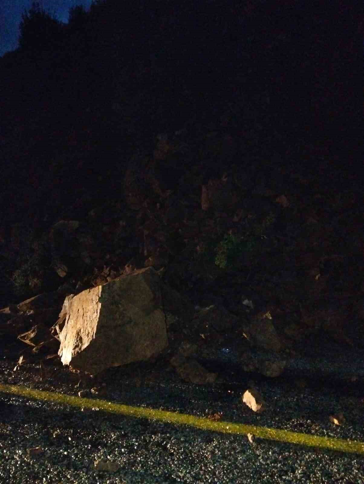 Marmaris’te toprak kayması nedeniyle yol trafiğe kapatıldı
