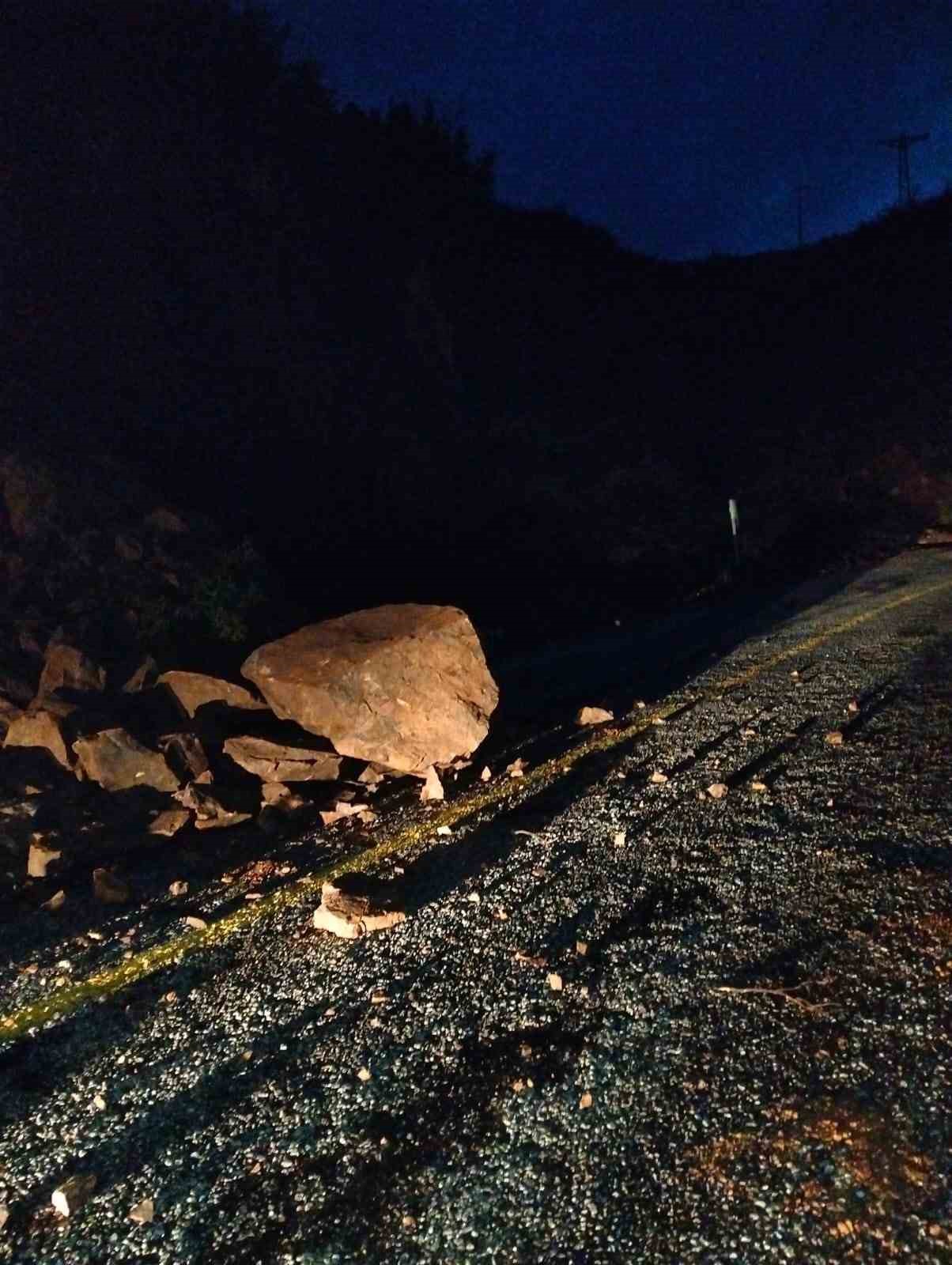 Marmaris’te toprak kayması nedeniyle yol trafiğe kapatıldı
