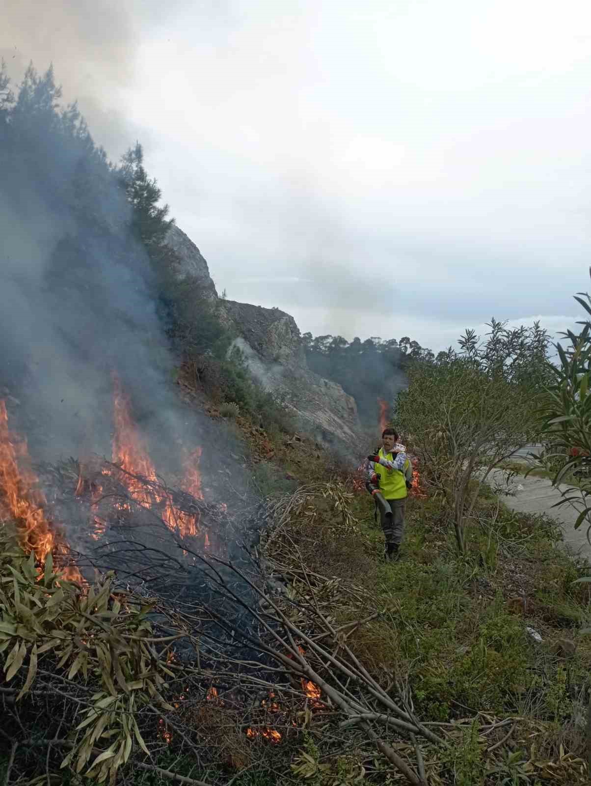 Marmaris’te yangın sezonu öncesi temizlik çalışmaları sürüyor
