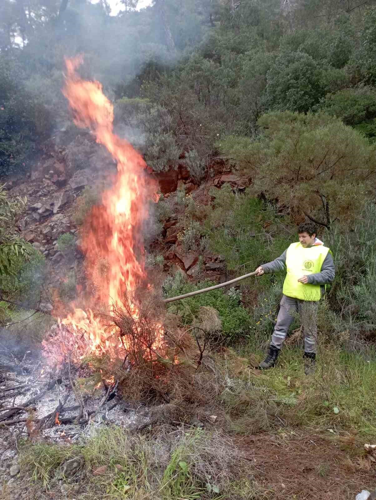 Marmaris’te yangın sezonu öncesi temizlik çalışmaları sürüyor
