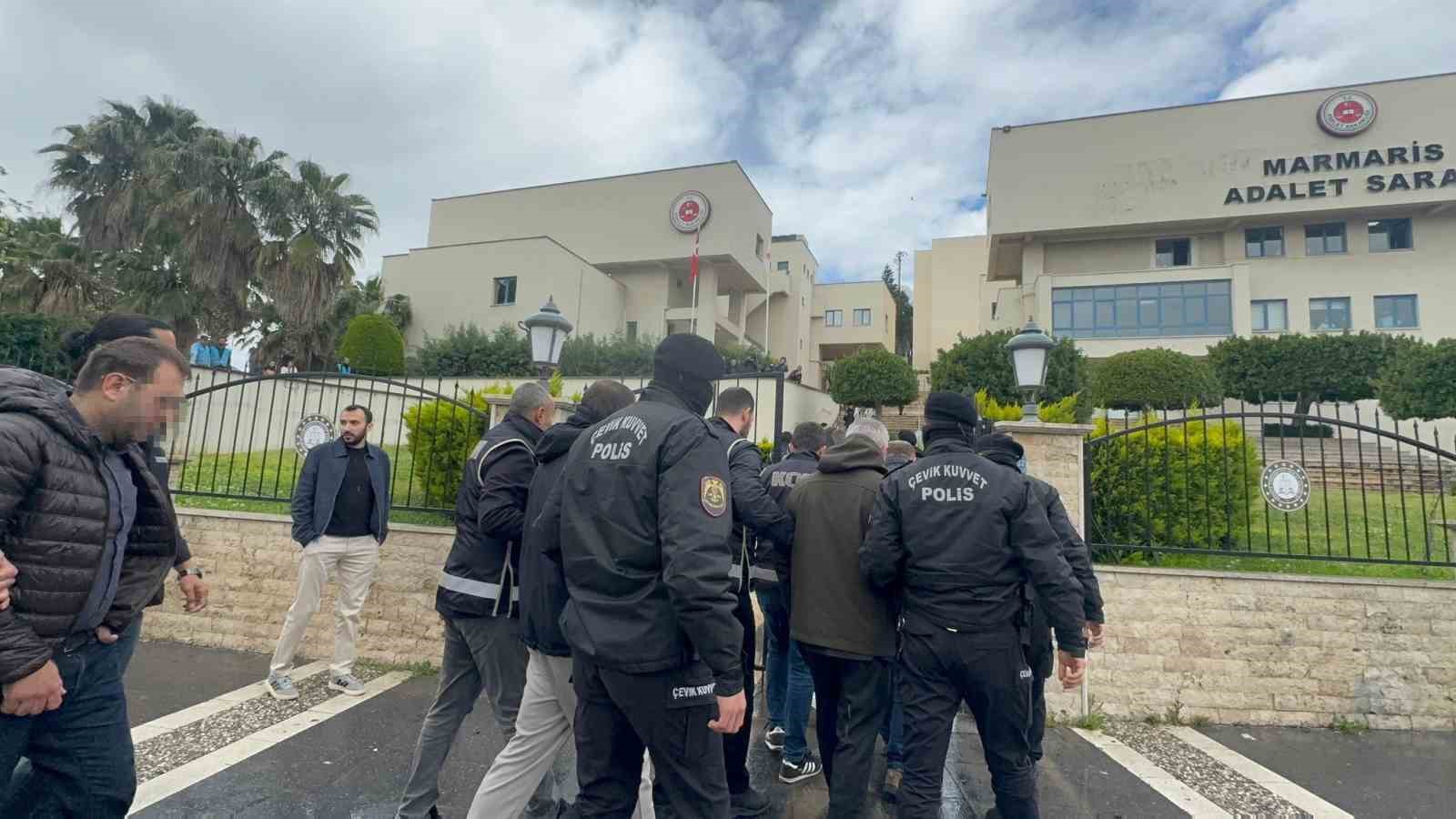 Marmaris’teki ’rüşvet’ operasyonunun şüphelileri adliyeye sevk edildi
