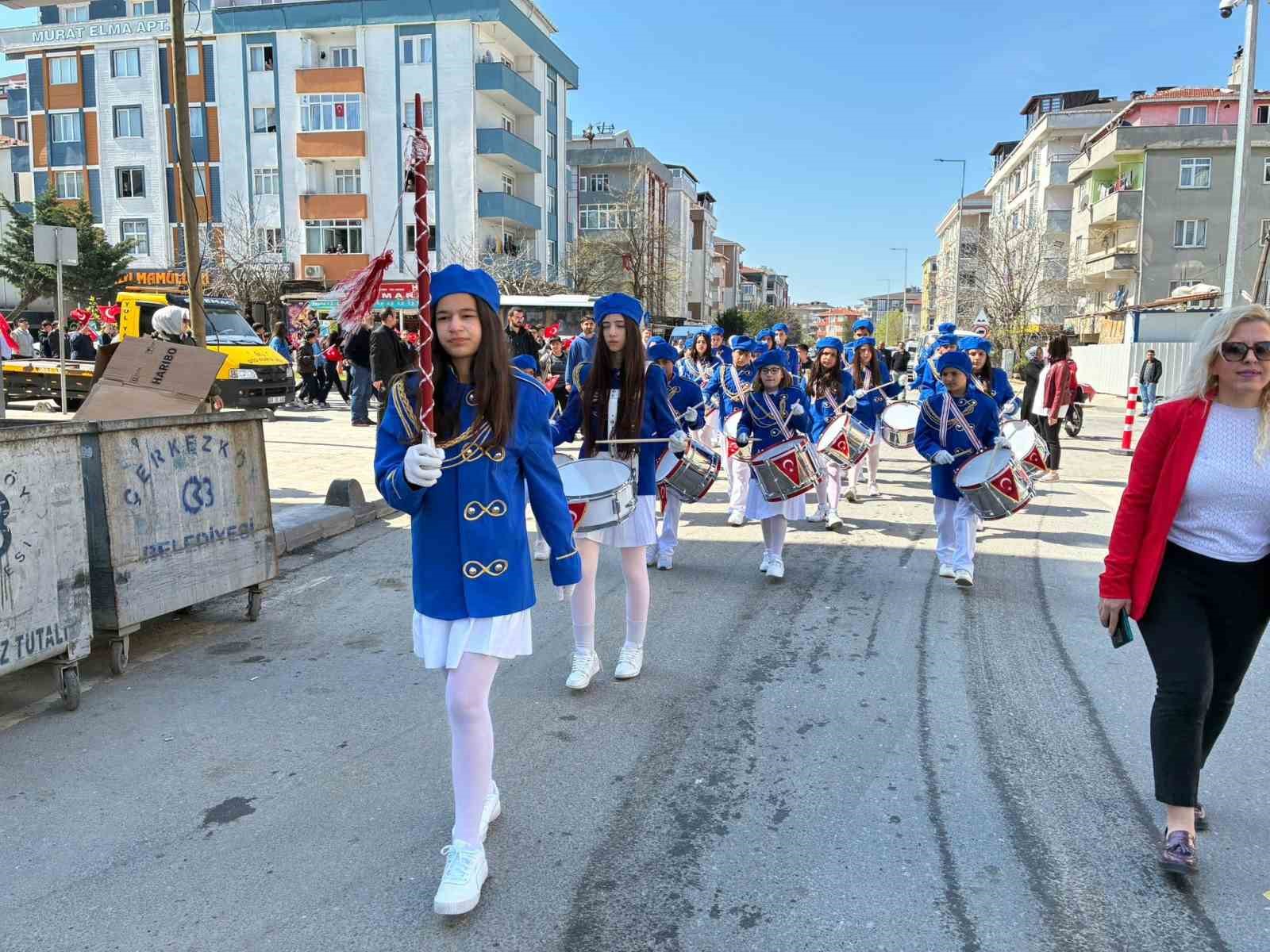 Marşlar eşliğinde mahalleyi turladılar
