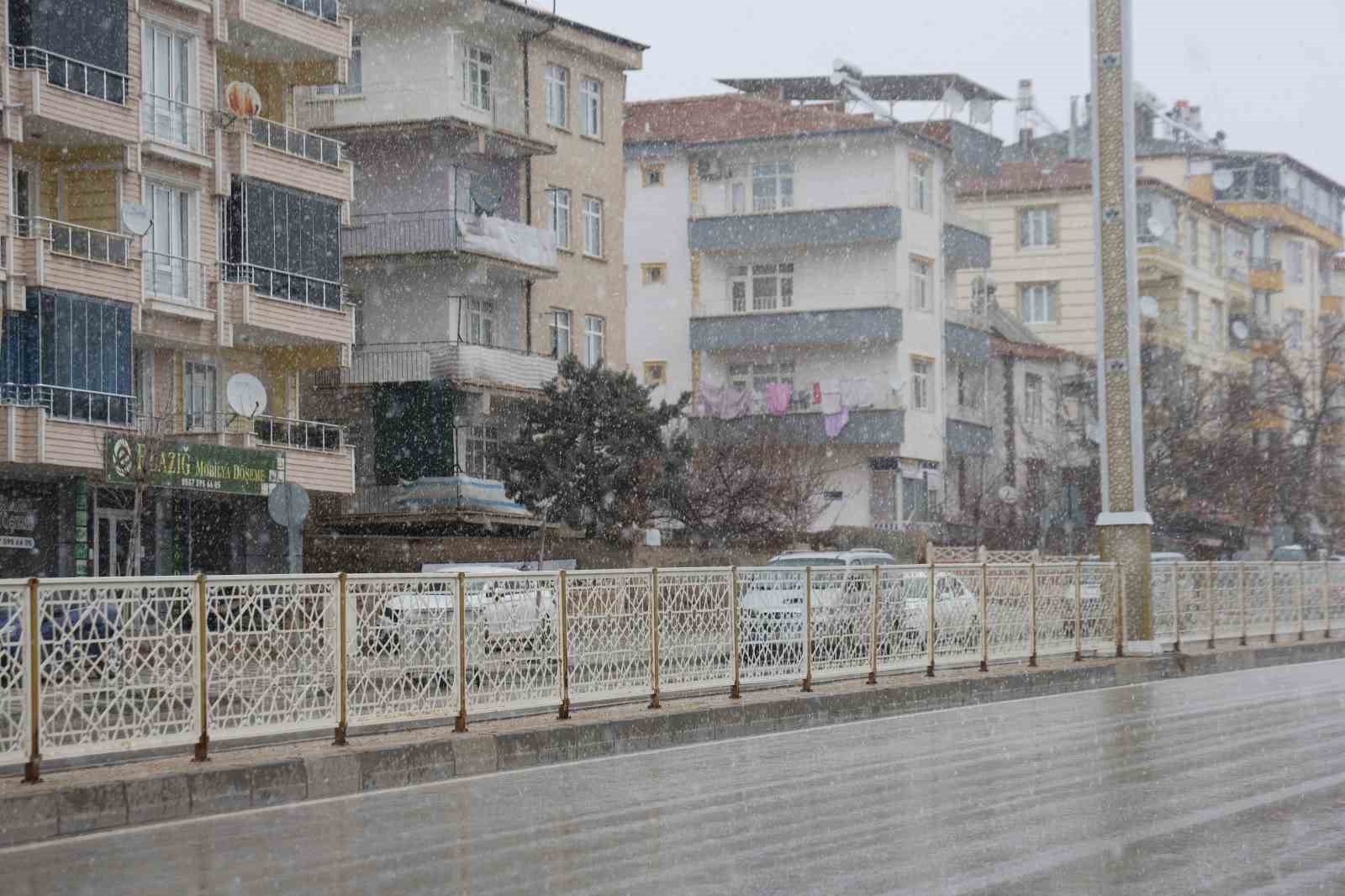 Mart ayında Elazığ’a kar sürprizi
