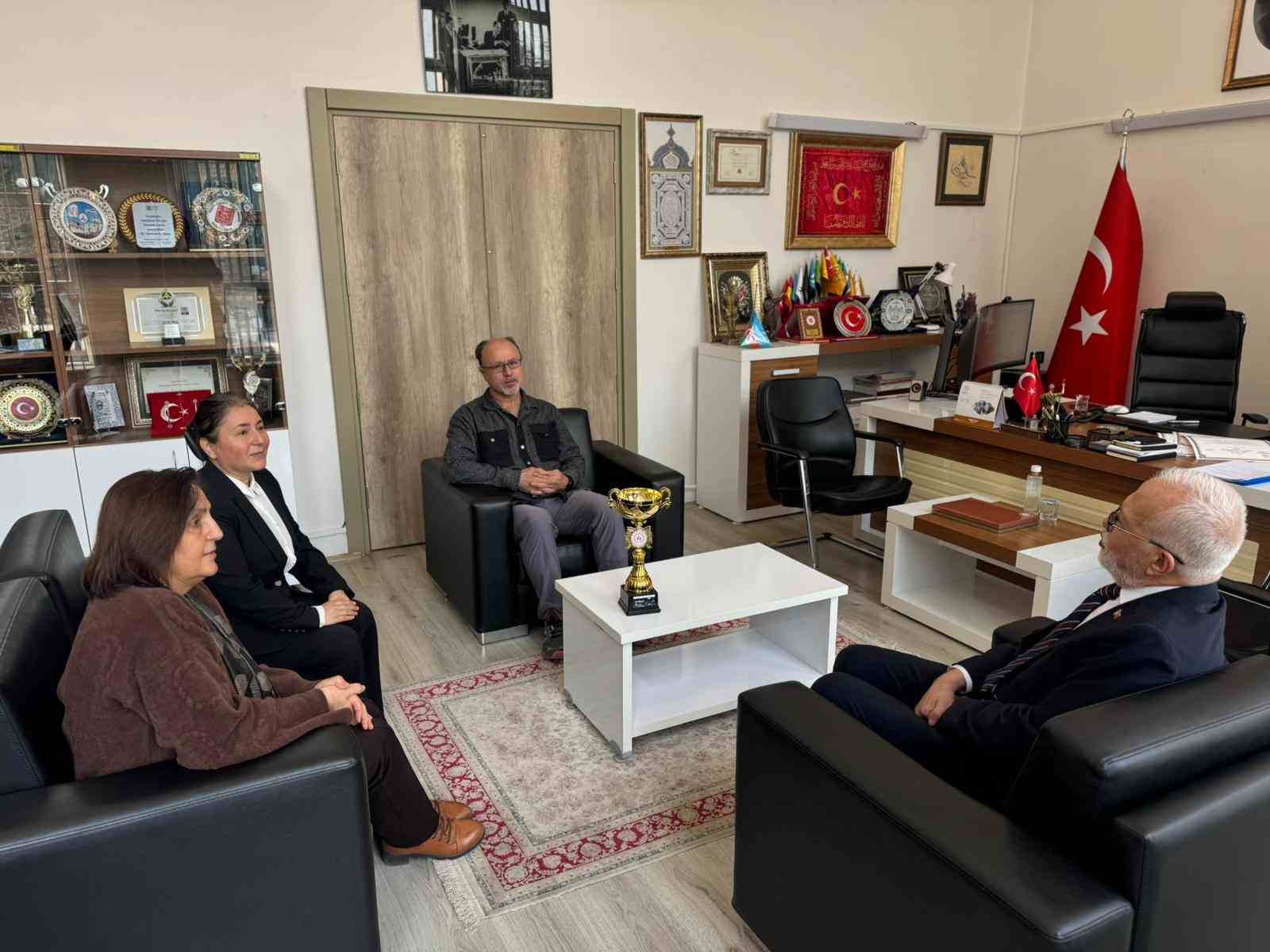 Masa tenisi turnuvasında dereceye giren sağlık personeline tebrik
