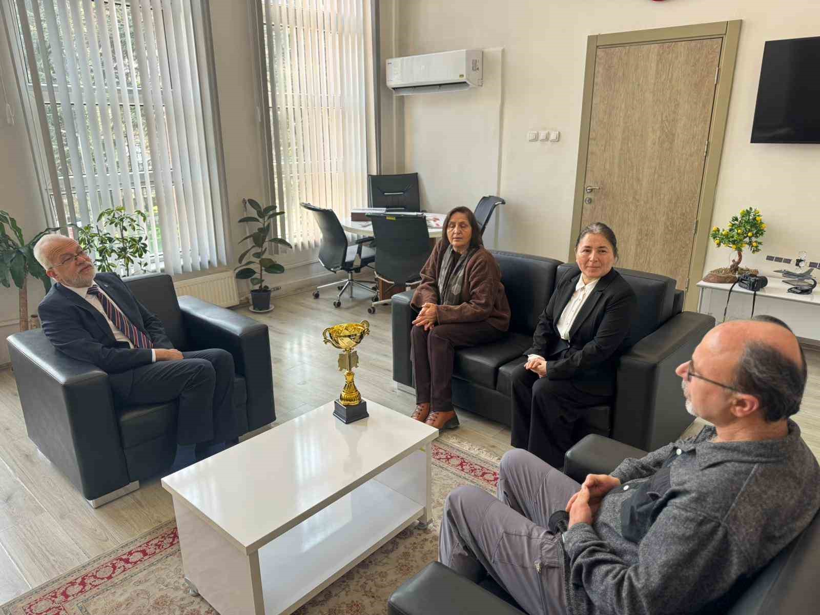 Masa tenisi turnuvasında dereceye giren sağlık personeline tebrik
